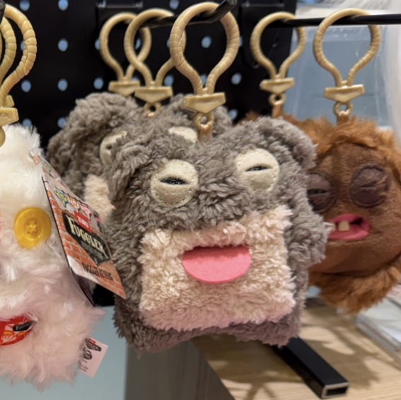 Fuggler Square Bear Keyring Brown 착용 스타일