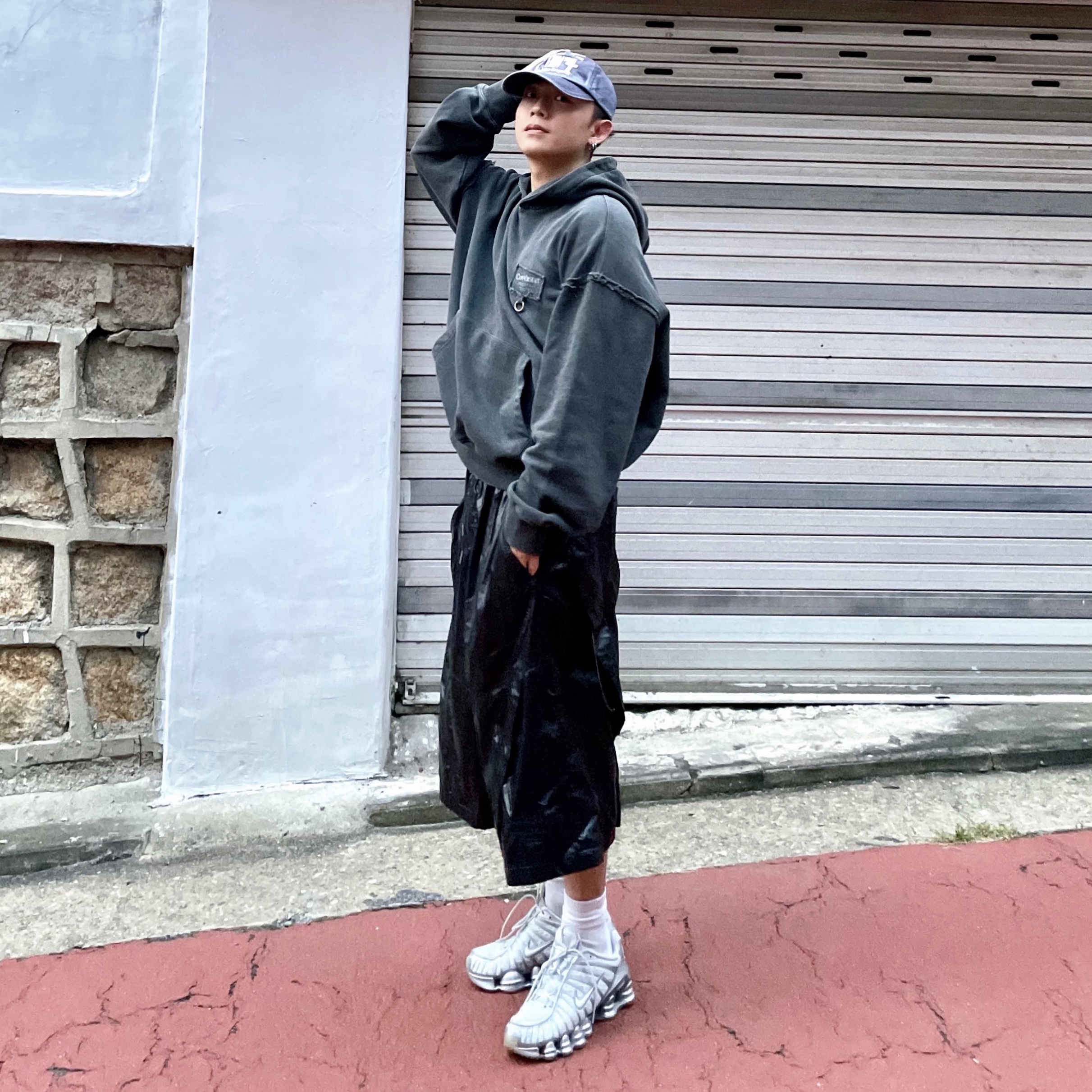 Covernat X Undermycar Destroyed Patch Hoodie Charcoal 착용 스타일 - 1