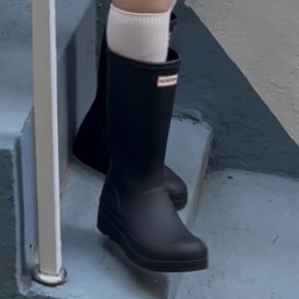 (W) Hunter Play Tall Wellington Rain Boots Black 착용 스타일
