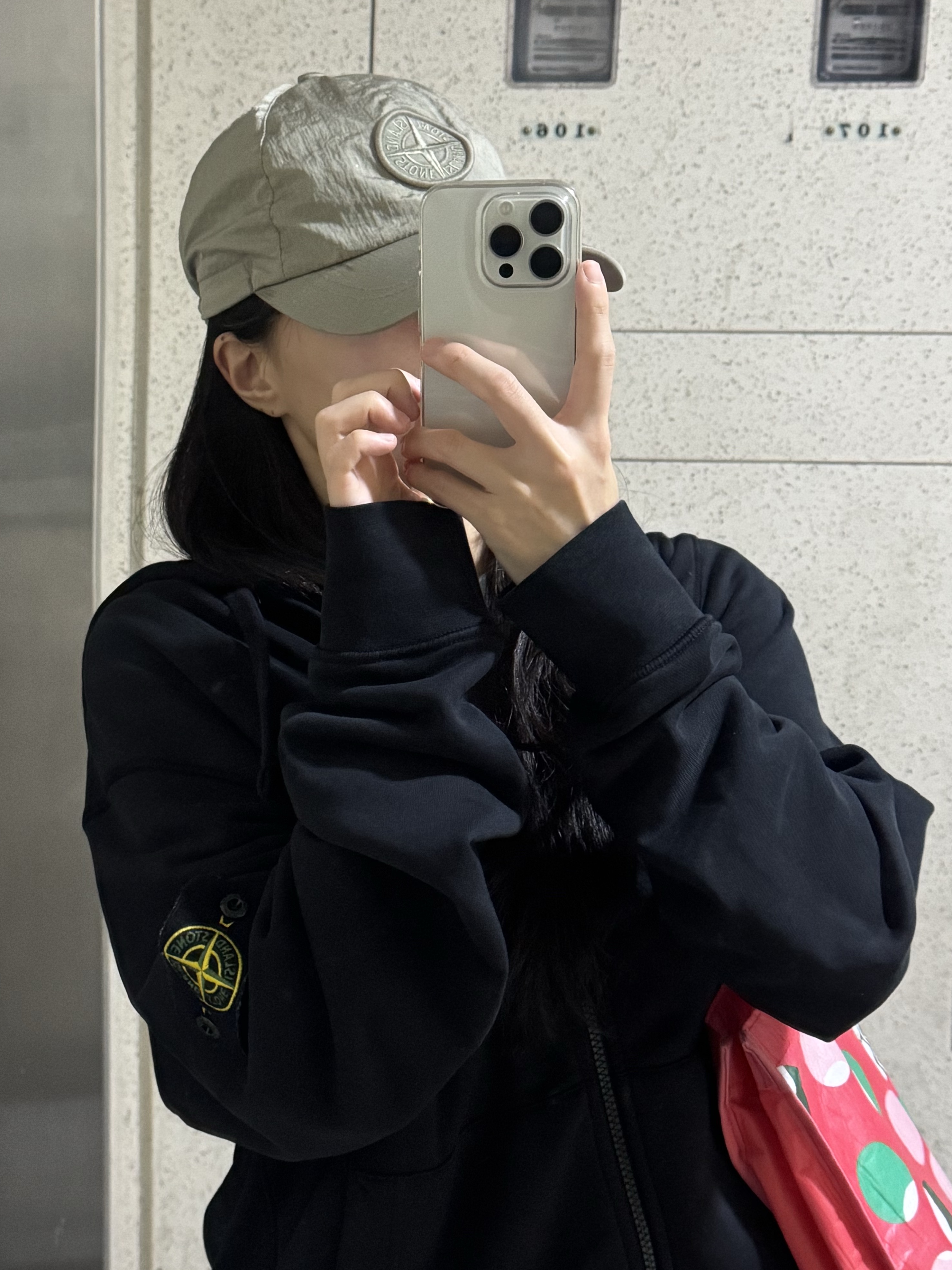 Stone Island 99576 Nylon Metal 6-Panel Cap Ecru - 24SS, Stone Island 6100042 Organic Cotton Fleece Hooded Sweatshirt with Drawstring Hood and Zipper Black - 25SS 착용 스타일