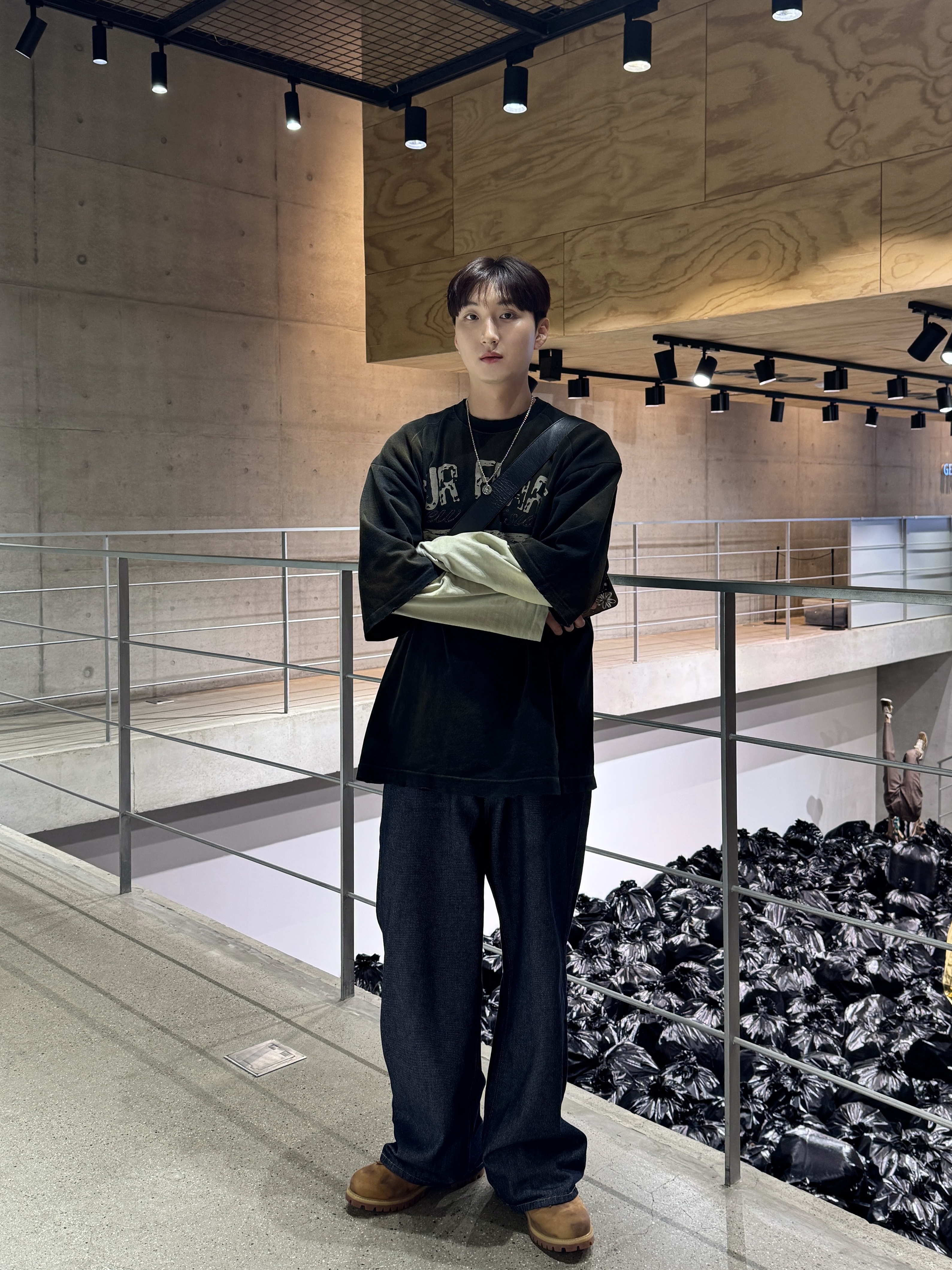 Balenciaga Hourglass XS Handbag Black, Our Legacy Borrowed Shirt Blackcurrant Parachute Poplin 착용 스타일 - 2