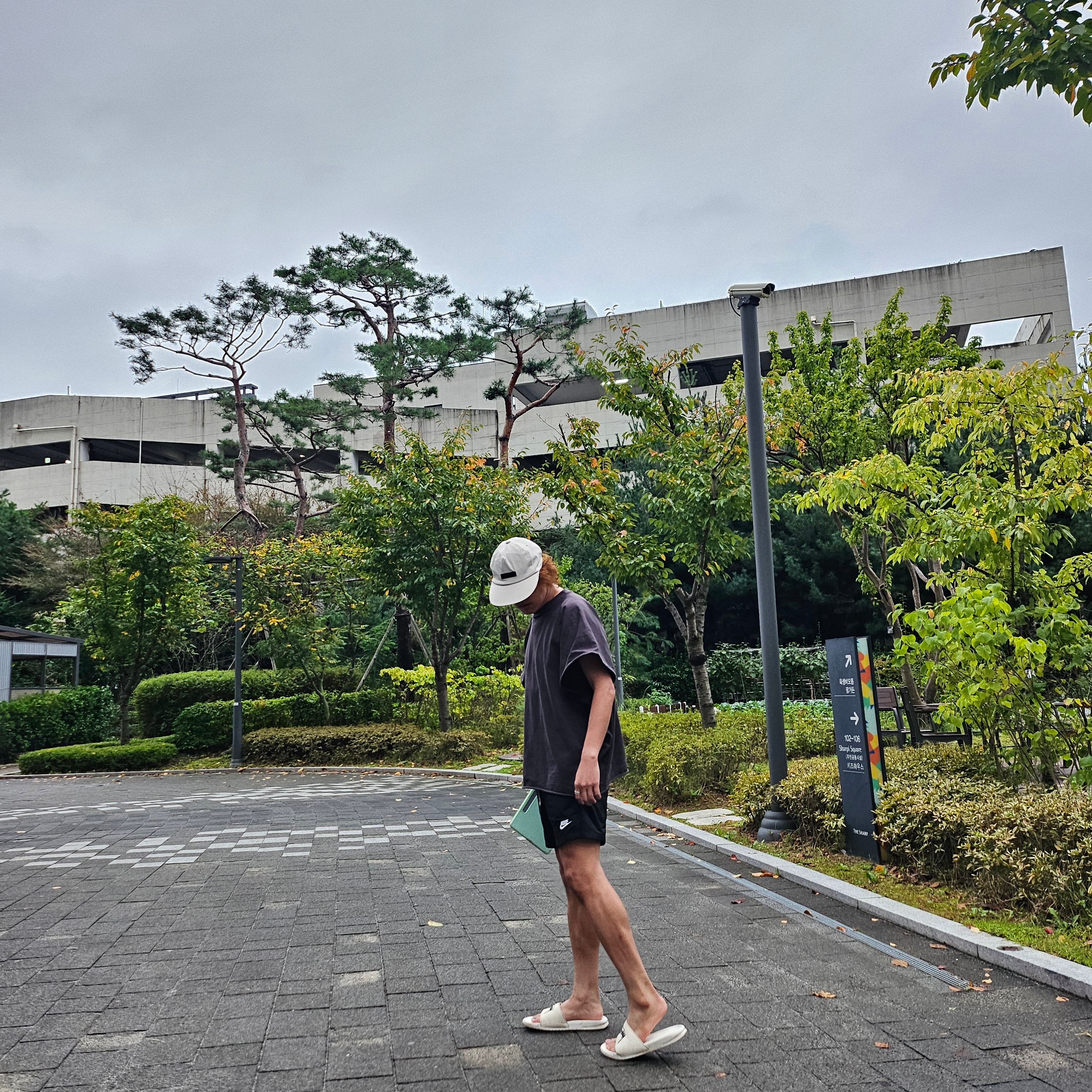 Essentials Baseball Hat Cloud Dancer - 23FW, Yeezy One Box T-Shirt Black 착용 스타일 - 2