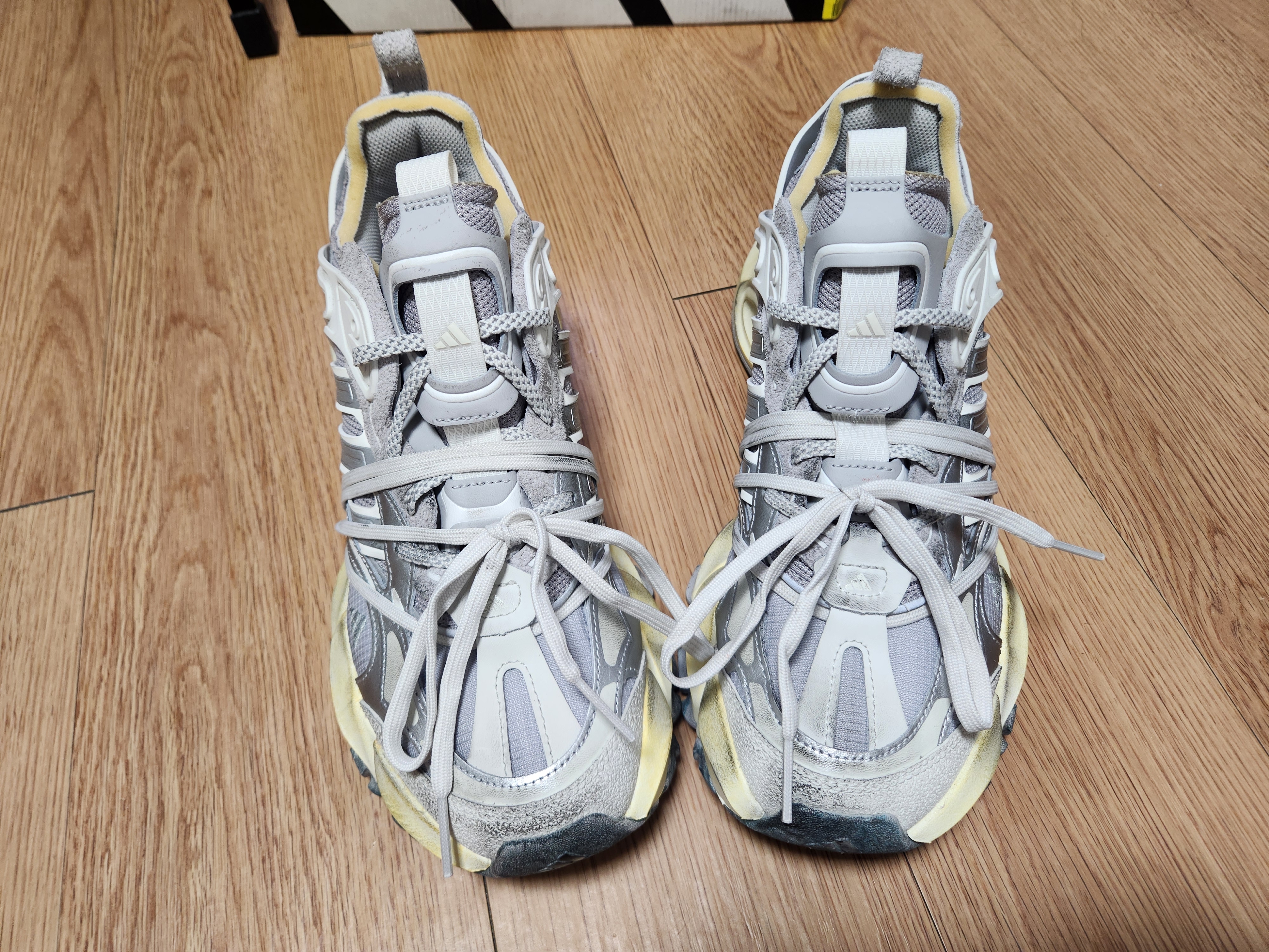 Adidas XLG Runner Deluxe Grey Metallic Silver 착용 스타일 - 3