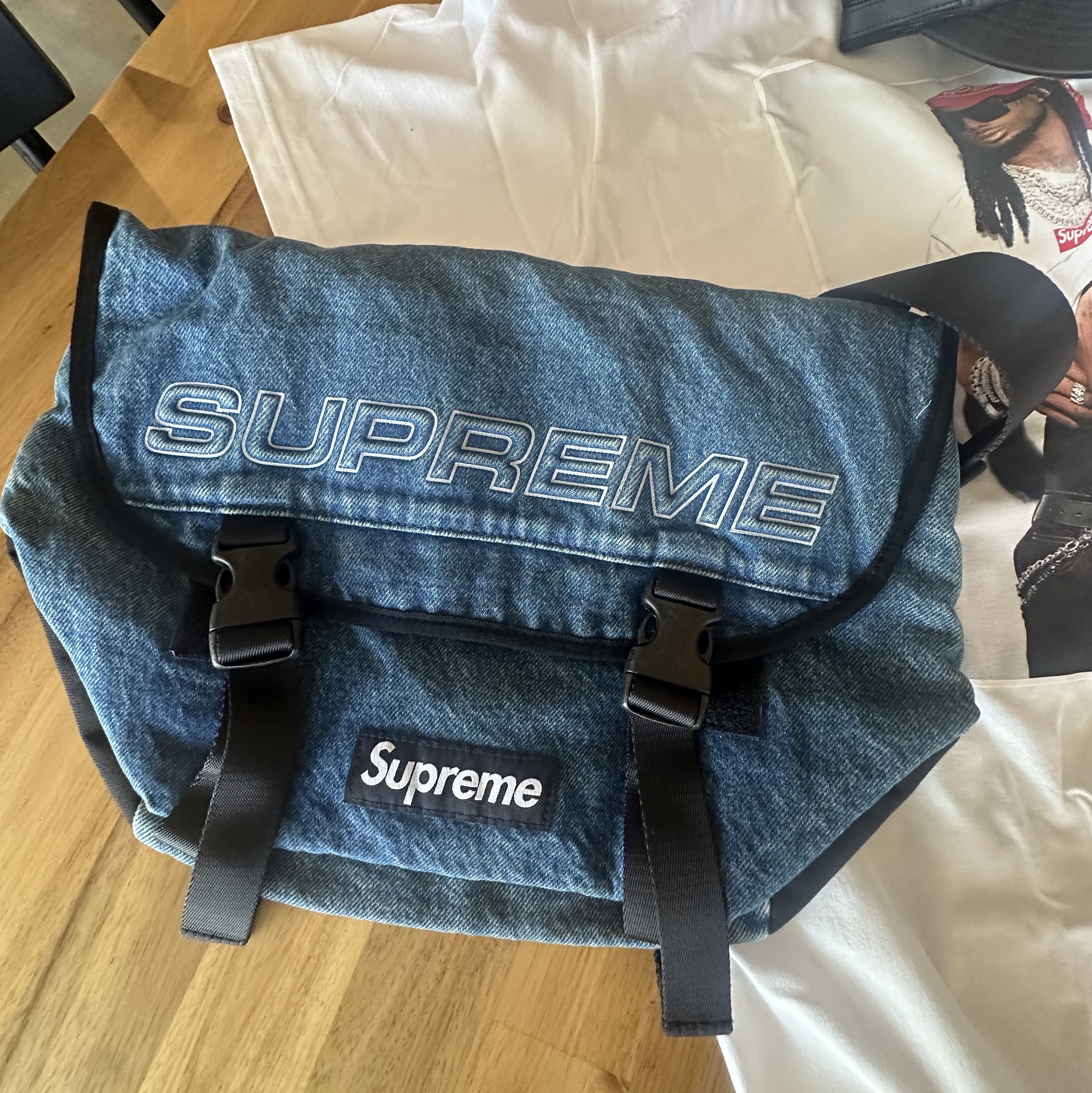 Supreme Denim Messenger Bag Washed Indigo - 25FW 착용 스타일