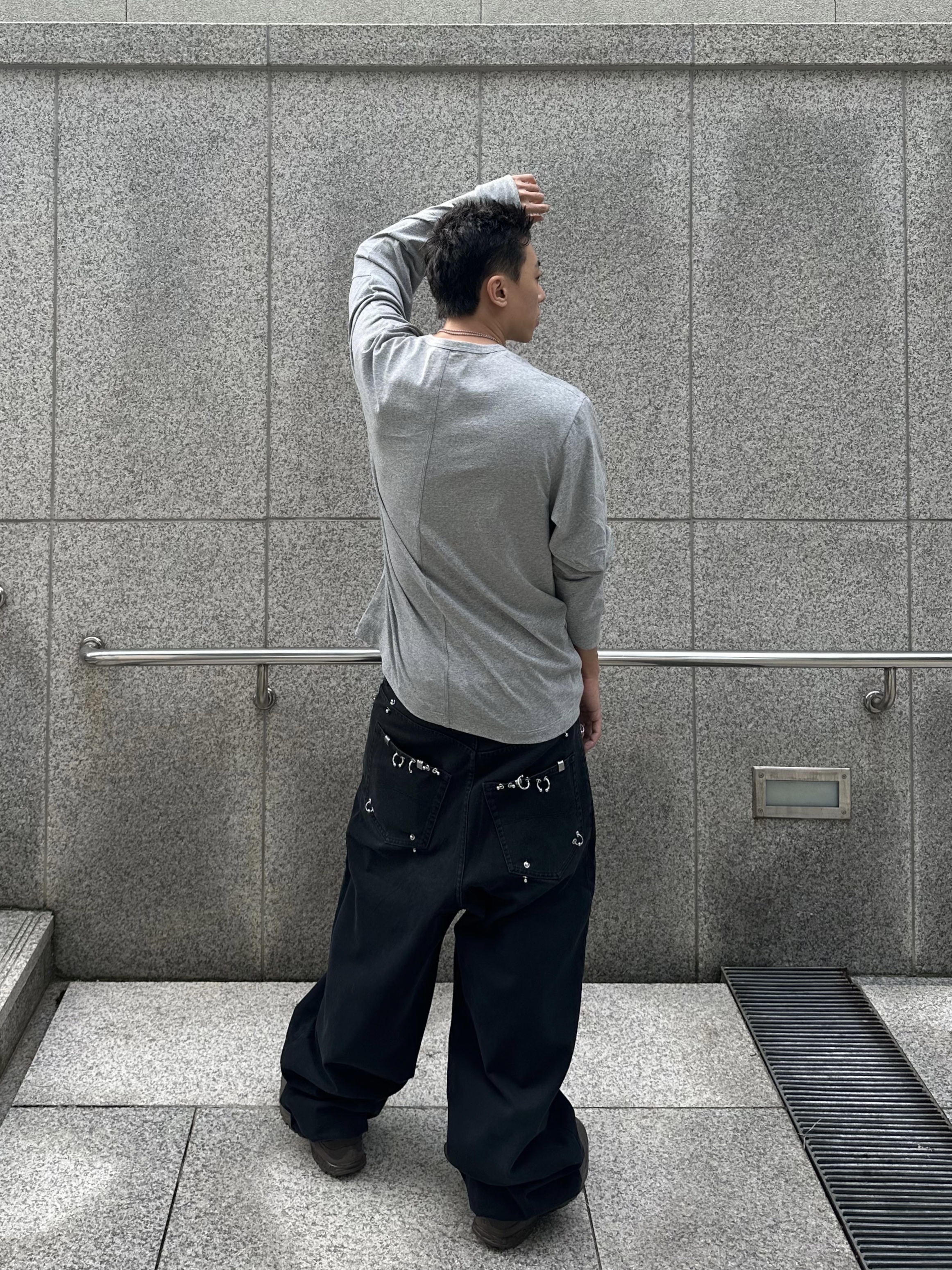 Balenciaga Pierced Baggy Pants in Black 착용 스타일 - 2