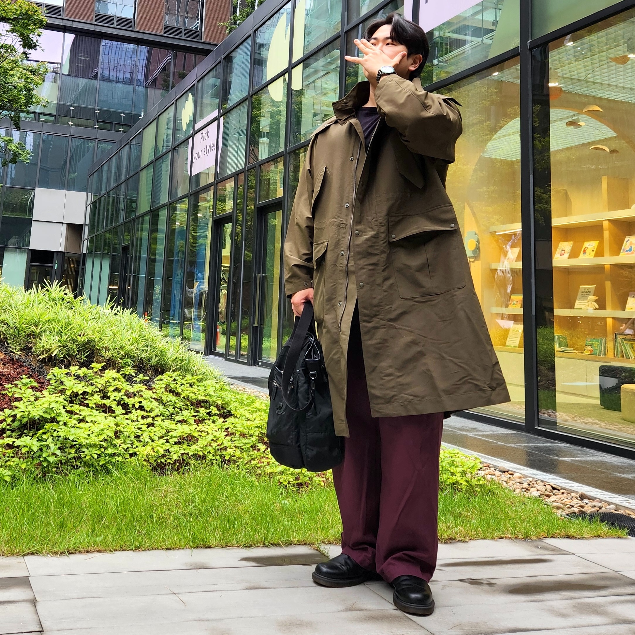 Dr. Martens 2976 Chelsea Black Smooth, Yale Premium Vintage Two Tuck Wide Chino Pants Purple 착용 스타일 - 1