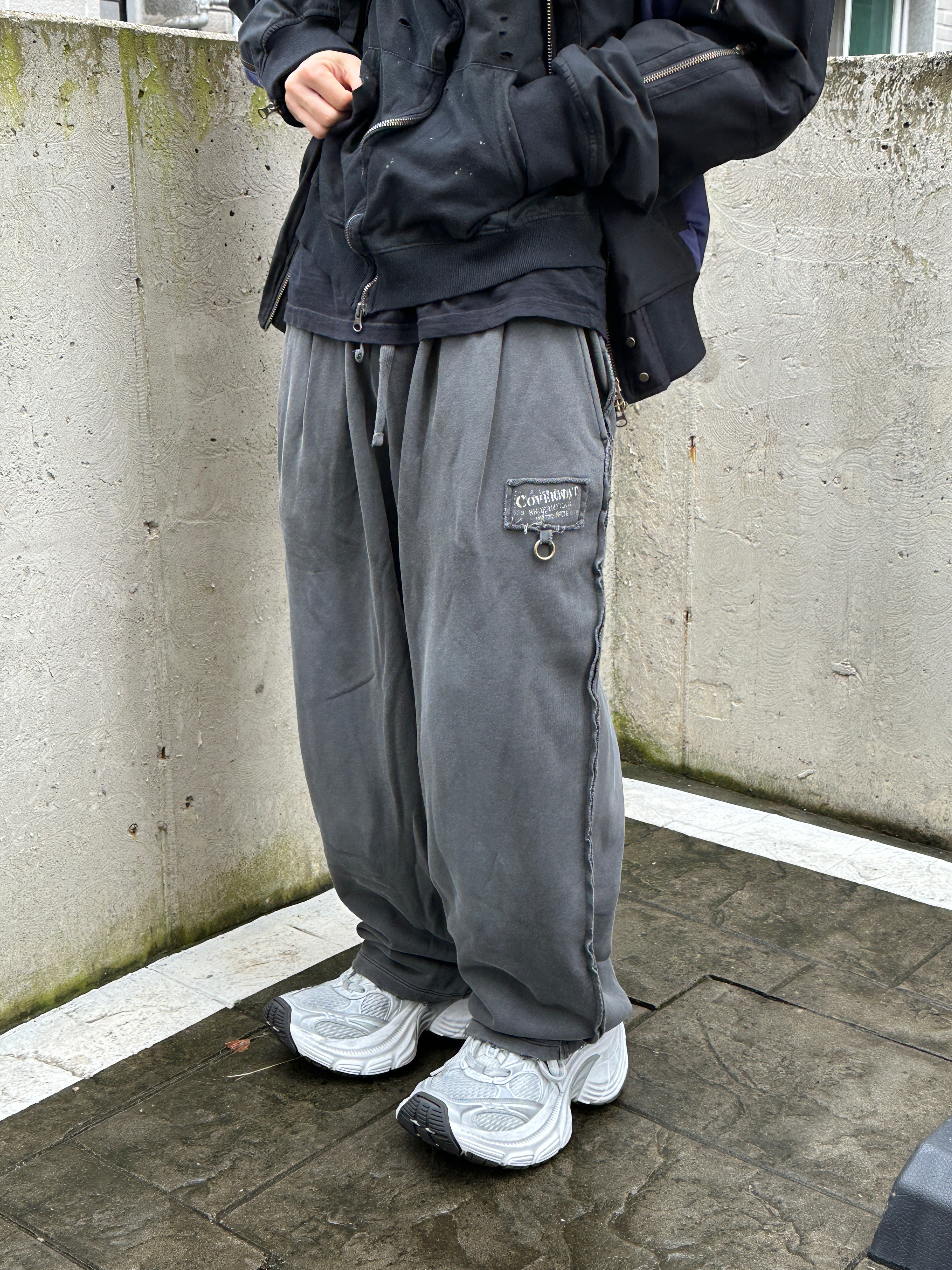 Covernat X Undermycar Destroyed Patch Sweatpants Charcoal 착용 스타일 - 2