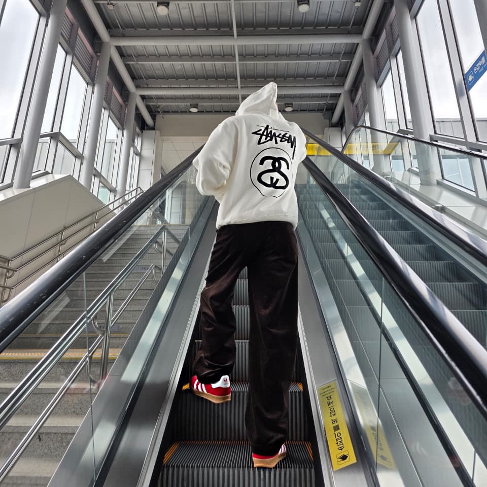 Stussy Stock Link Zip Hoodie Pigment Dyed Natural, Adidas Gazelle Indoor Scarlet 착용 스타일