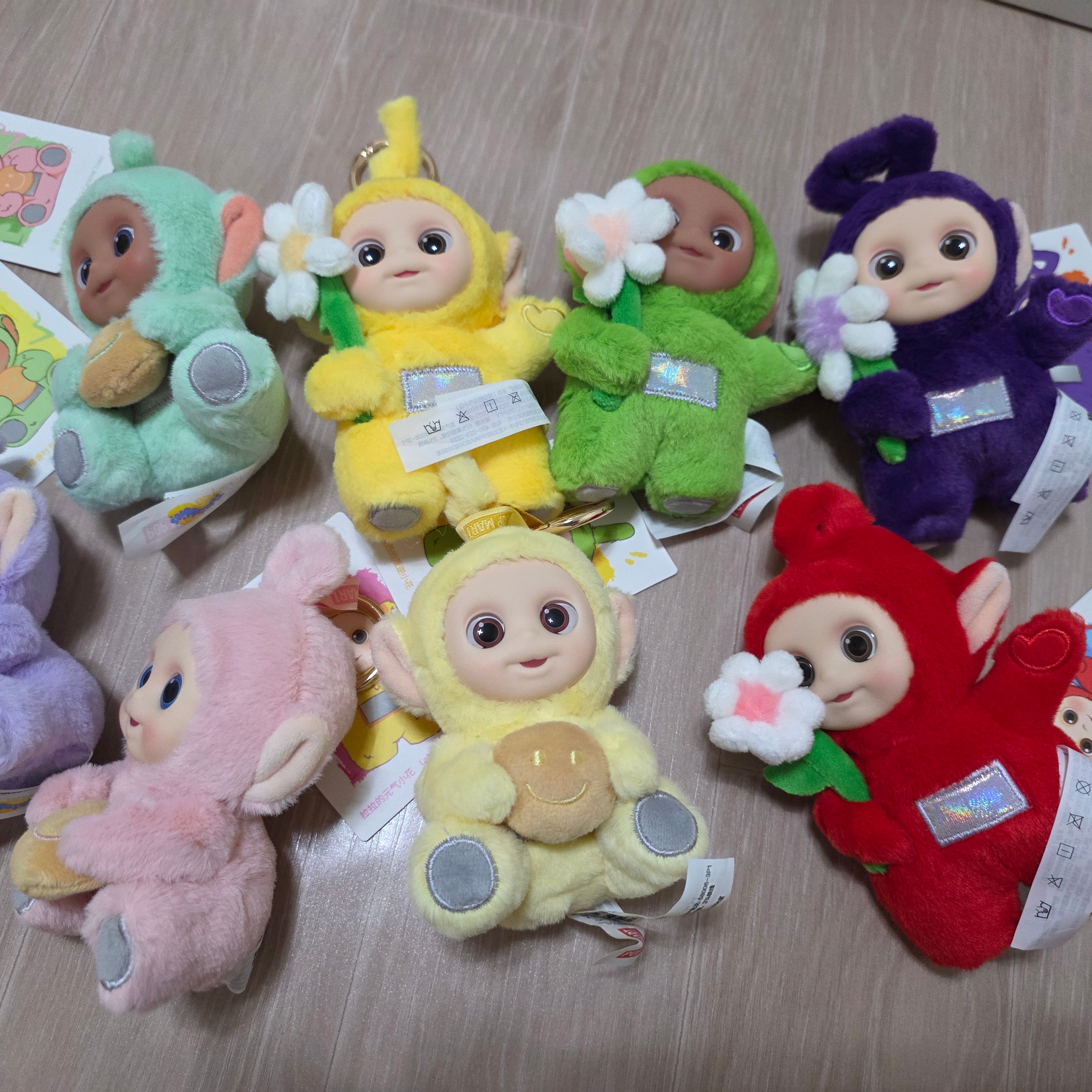 Pop Mart Teletubbies Say Hello Series Figures Sealed Case (8 Blind Boxes) 착용 스타일