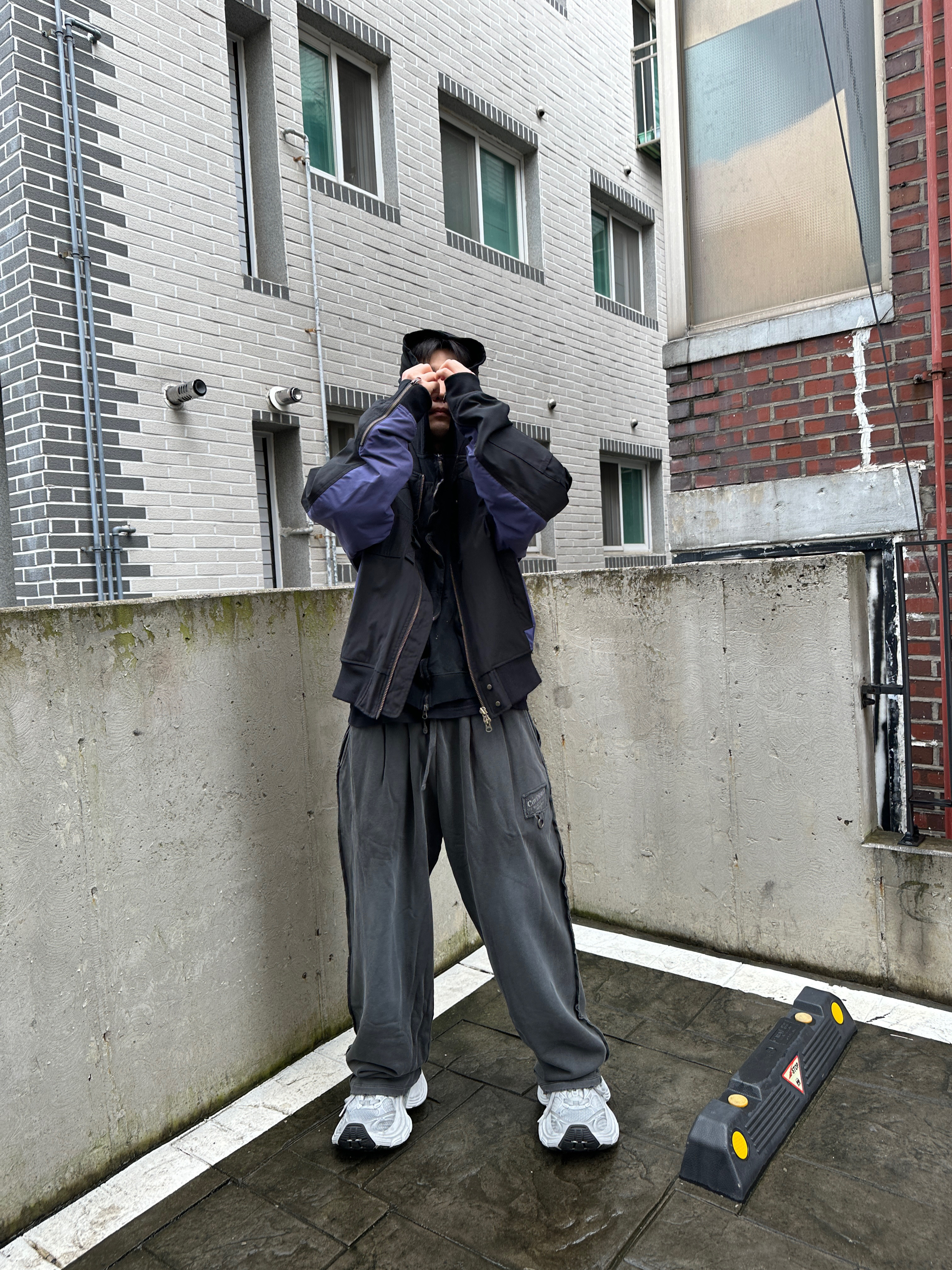 Covernat X Undermycar Destroyed Patch Sweatpants Charcoal 착용 스타일 - 3