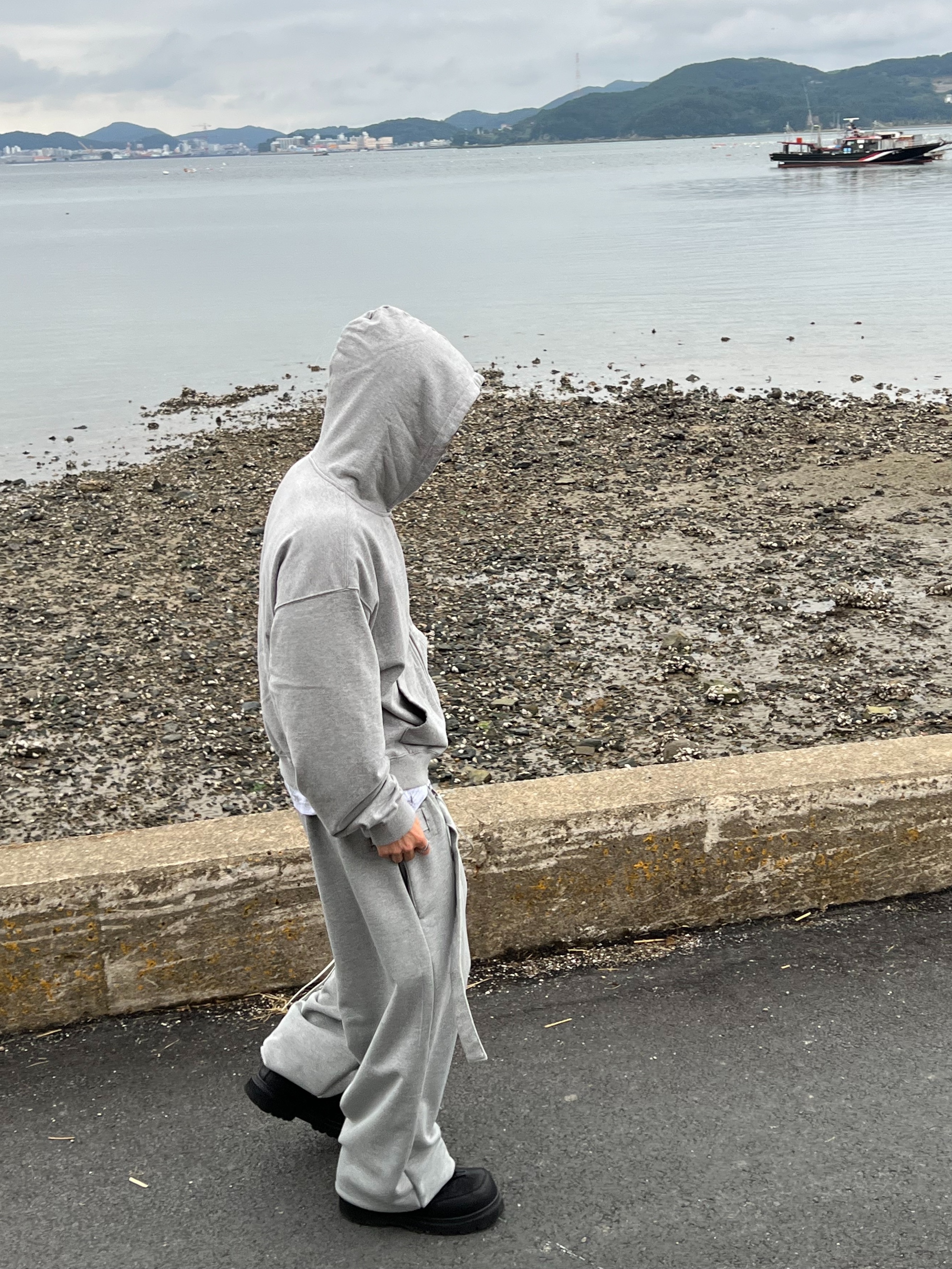 MJD x Koin Seoul Belted Heavy Sweat Baggy Pants Melange Grey, Gentle Monster Paranoyd 02 Silver Clear 착용 스타일 - 2
