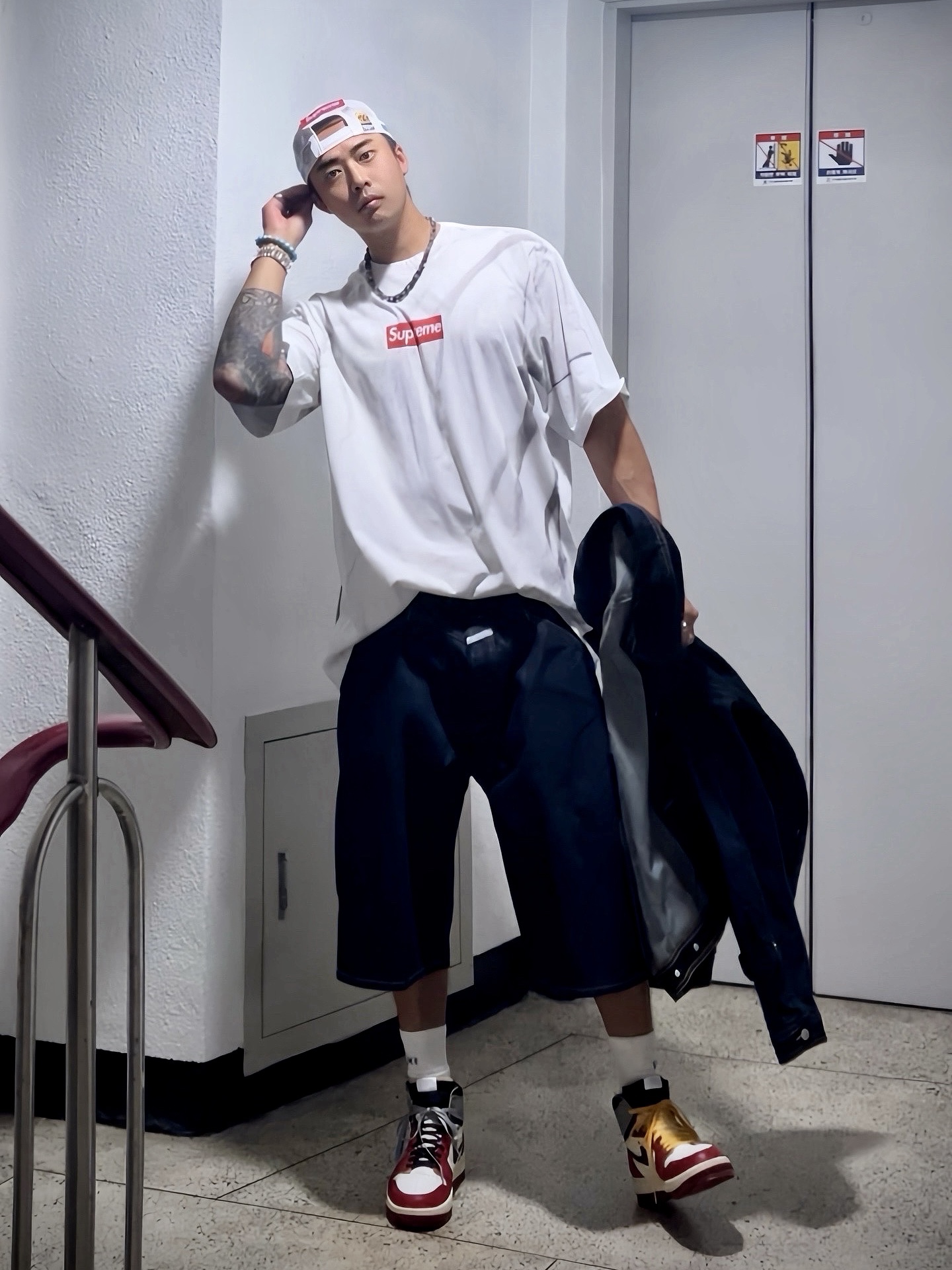 Supreme x SpongeBob SquarePants Jeff Hamilton Mesh Back 6-Panel Navy - 25SS, Supreme x MM6 Maison Margiela Box Logo T-Shirt White - 24SS 착용 스타일 - 2
