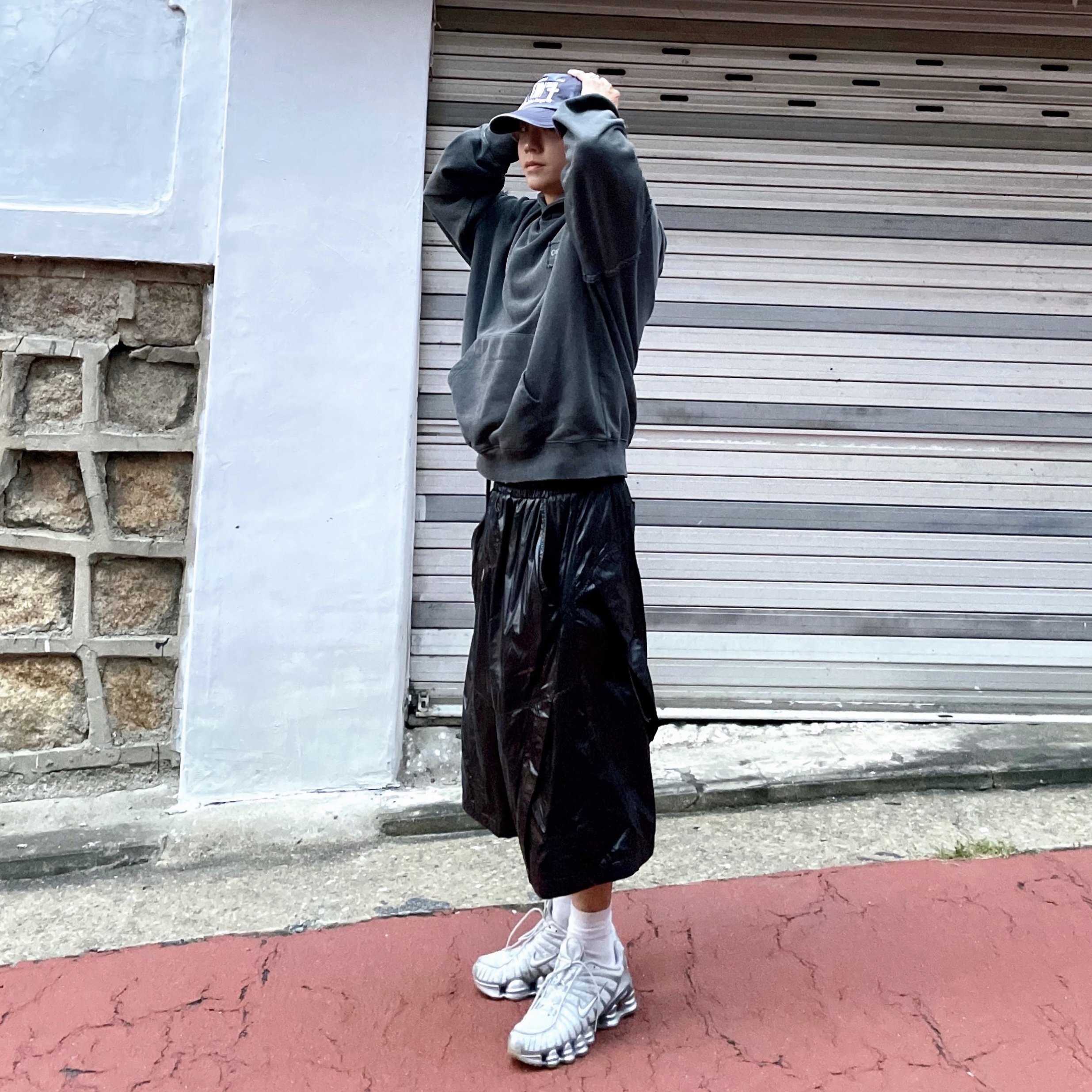 Covernat X Undermycar Destroyed Patch Hoodie Charcoal 착용 스타일 - 4