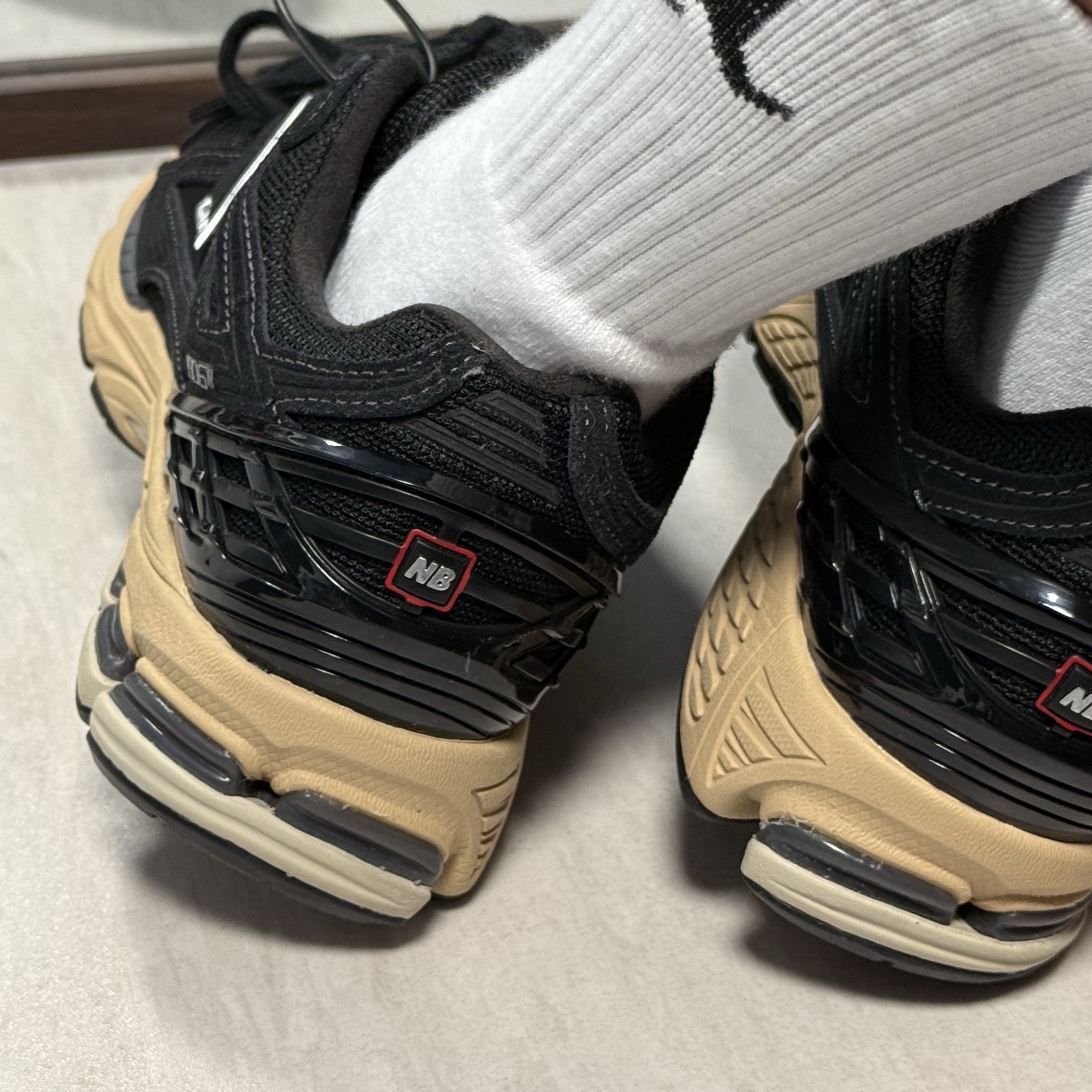 New Balance 1906R Black Taos Taupe 착용 스타일 - 4