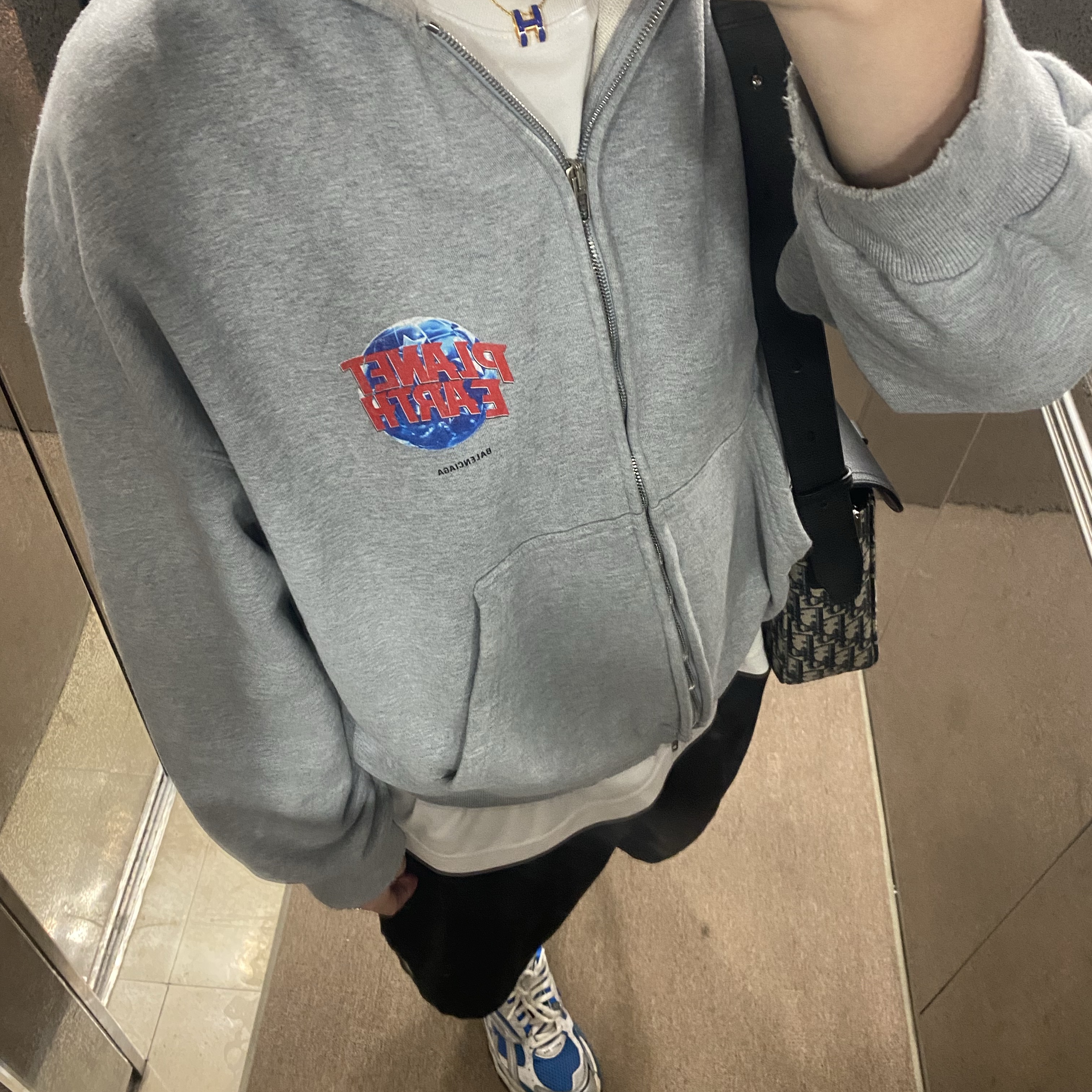 (W) Hermes Pop H Pendant Gold & Bleu Royal, Balenciaga Planet Earth Zip-Up Hoodie Regular Fit Grey 착용 스타일