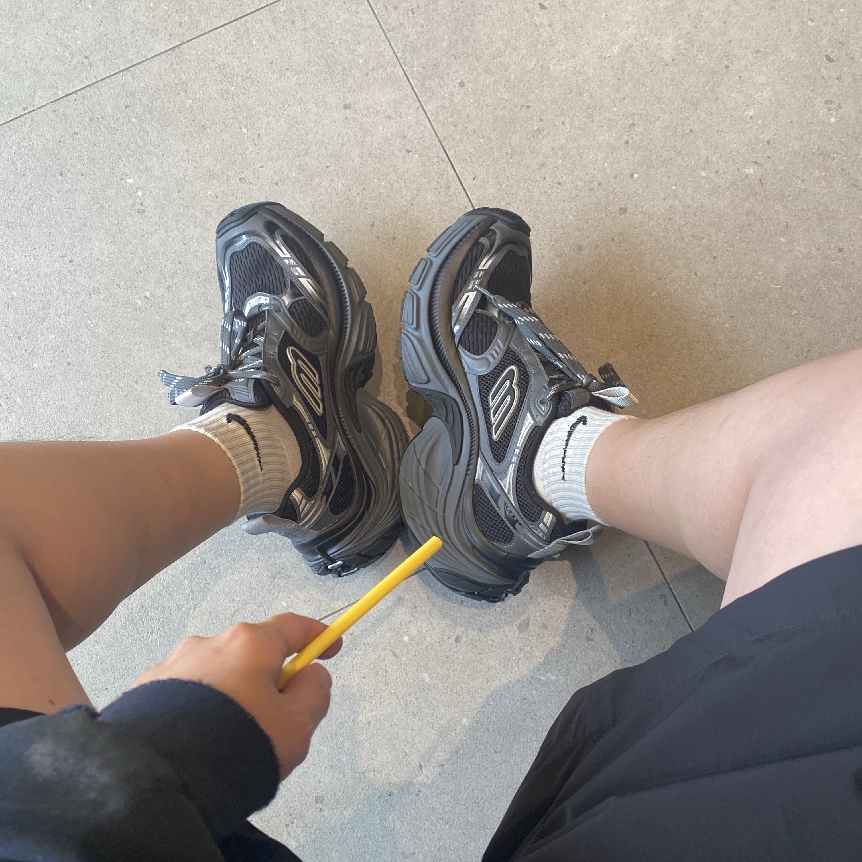 Balenciaga 6XL Sneakers Black Gray 착용 스타일 - 1