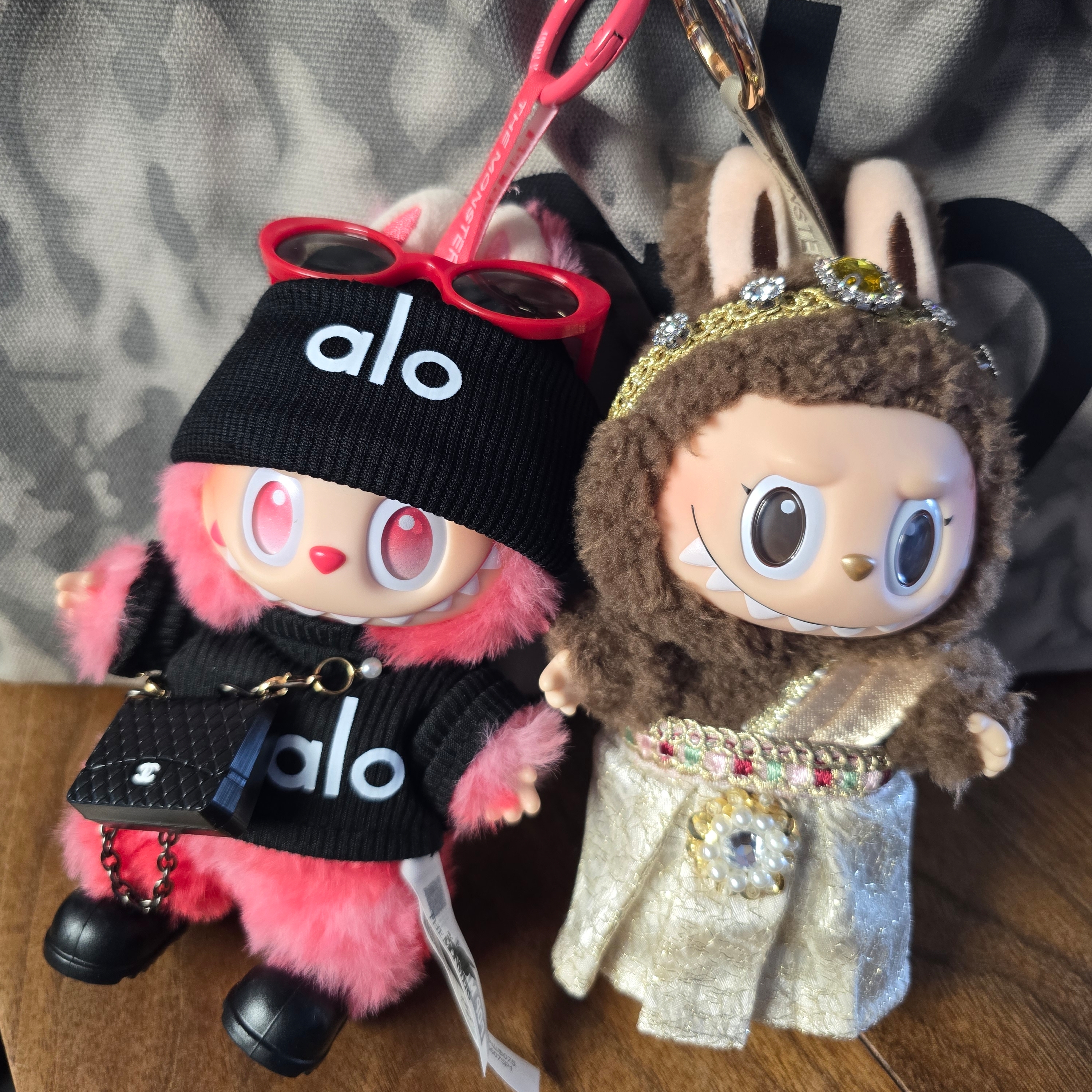 Pop Mart Labubu Good Luck To You Vinyl Plush Doll Pendant, Pop Mart Labubu The Monsters Highlight Series Sealed Case (6 Blind Boxes) 착용 스타일