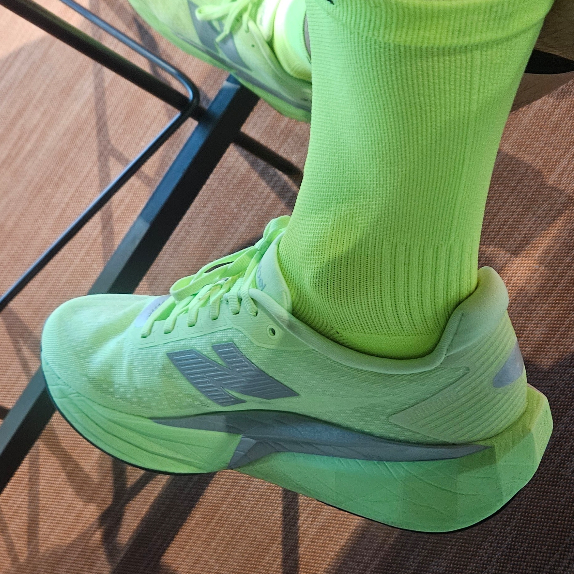 New Balance FuelCell Rebel v5 Lab Green Silver Metallic - 2E Wide 착용 스타일