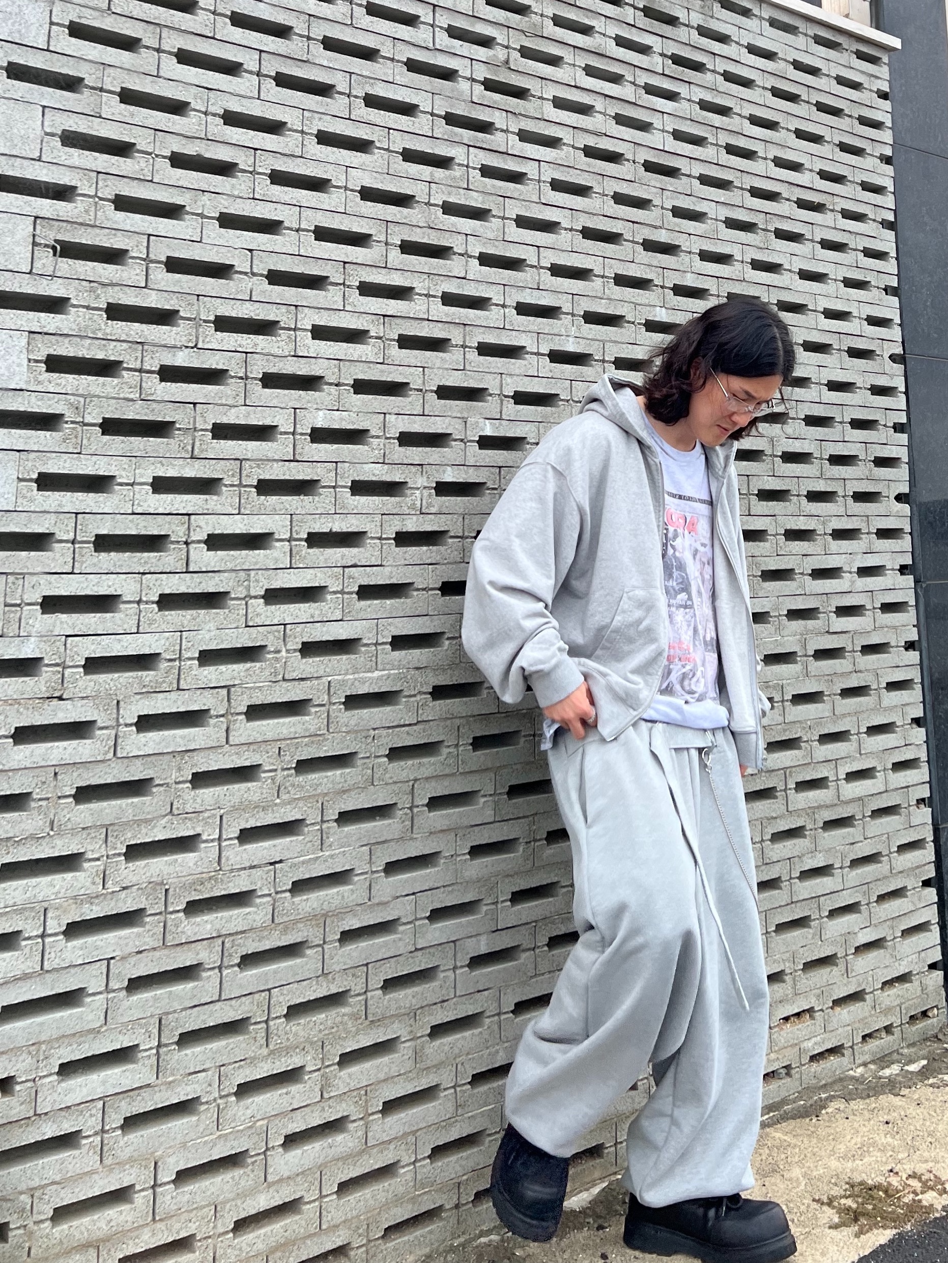 MJD x Koin Seoul Belted Heavy Sweat Baggy Pants Melange Grey, Gentle Monster Paranoyd 02 Silver Clear 착용 스타일 - 5