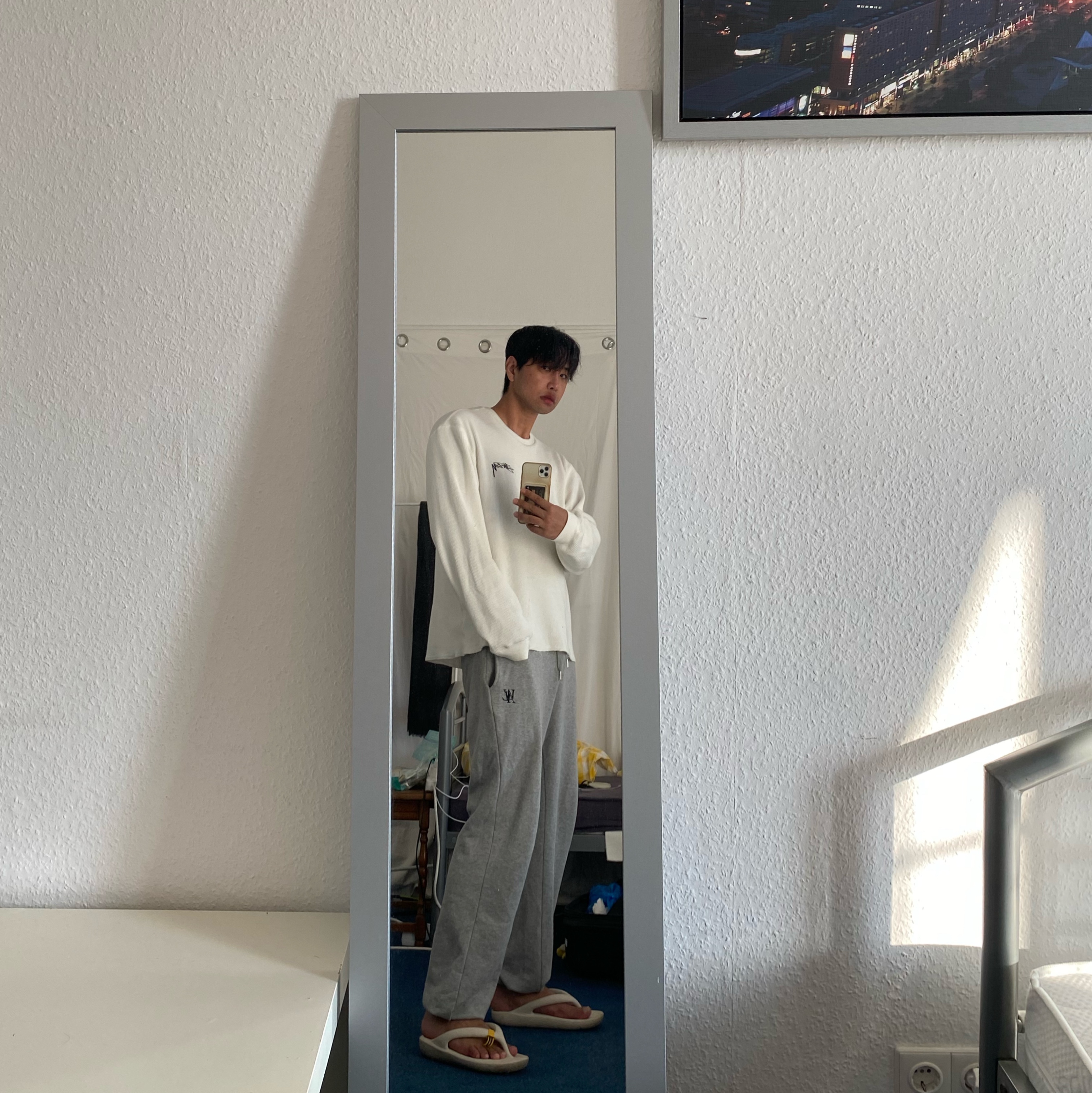 Stussy Raglan Thermal LS Crew Bone, New Balance x Taw&Toe Flip Flop Ivory 착용 스타일