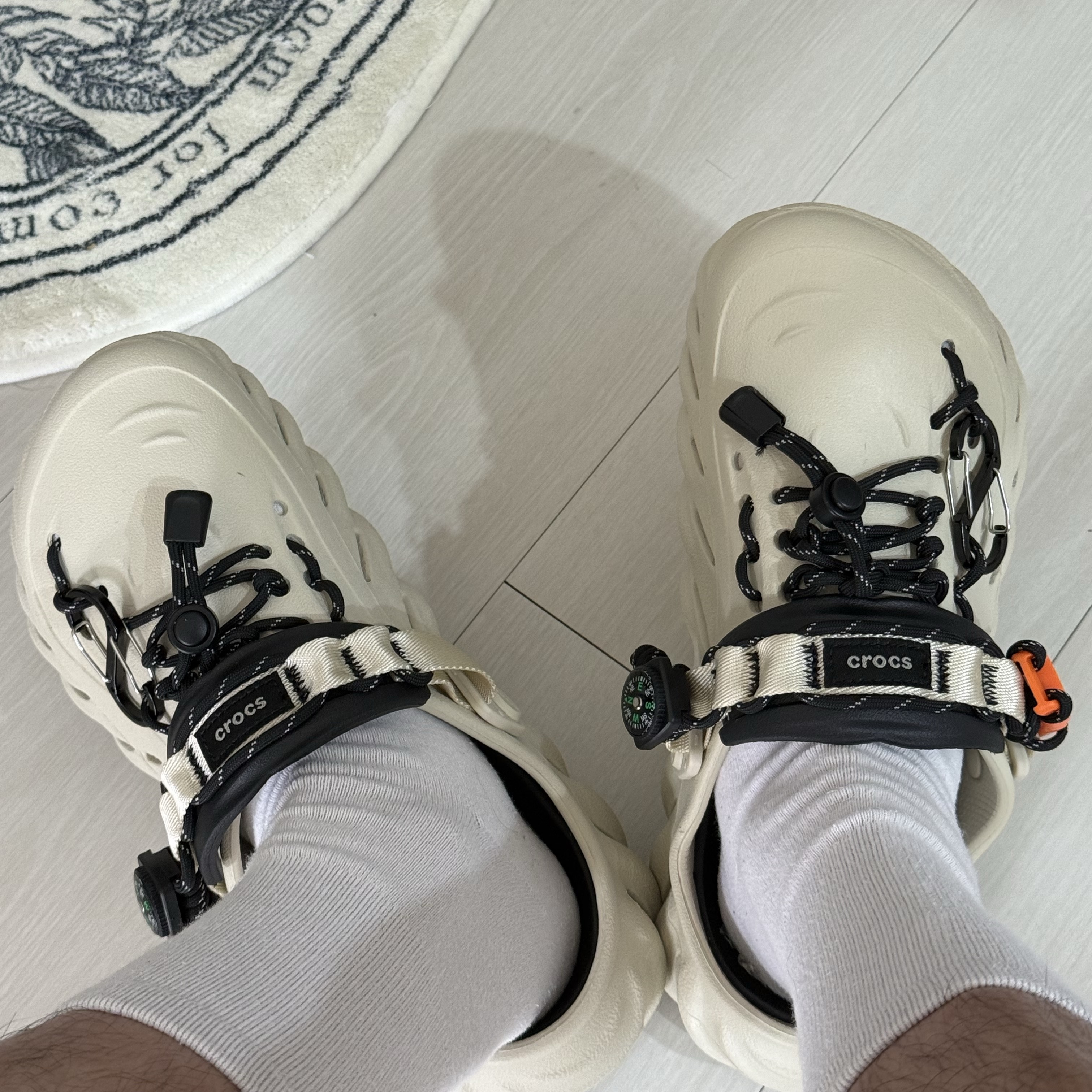 Crocs Echo Clog Bone Black 착용 스타일