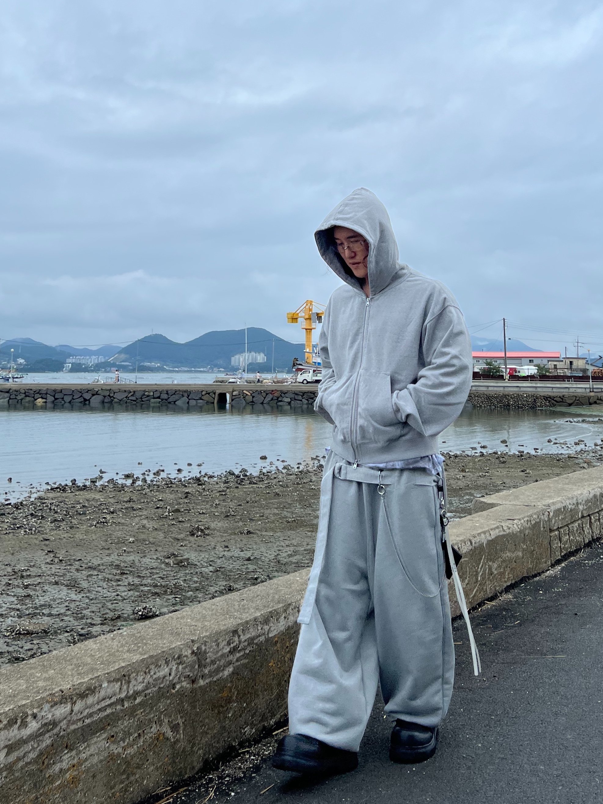 MJD x Koin Seoul Belted Heavy Sweat Baggy Pants Melange Grey, Gentle Monster Paranoyd 02 Silver Clear 착용 스타일 - 1
