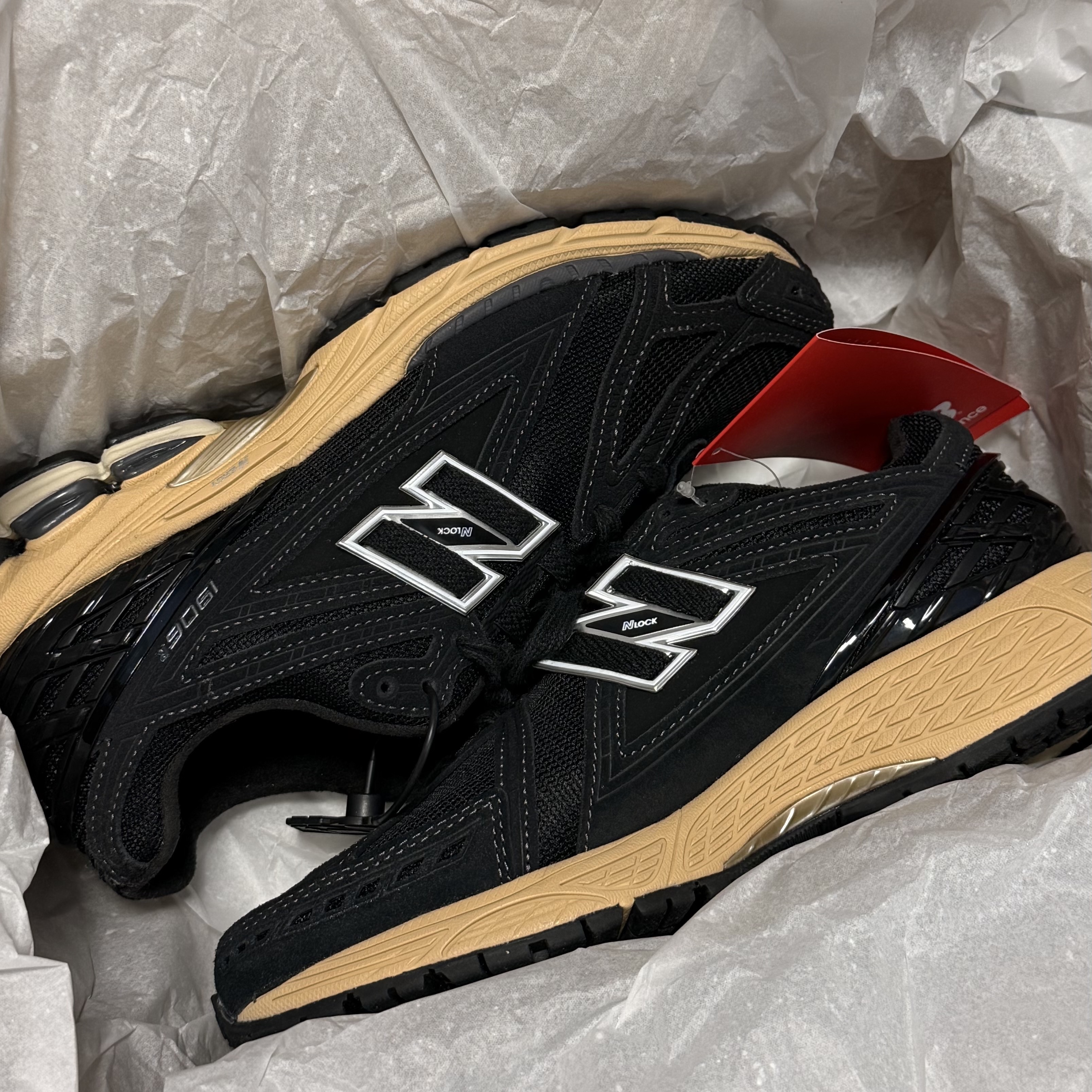 New Balance 1906R Black Taos Taupe 착용 스타일 - 1