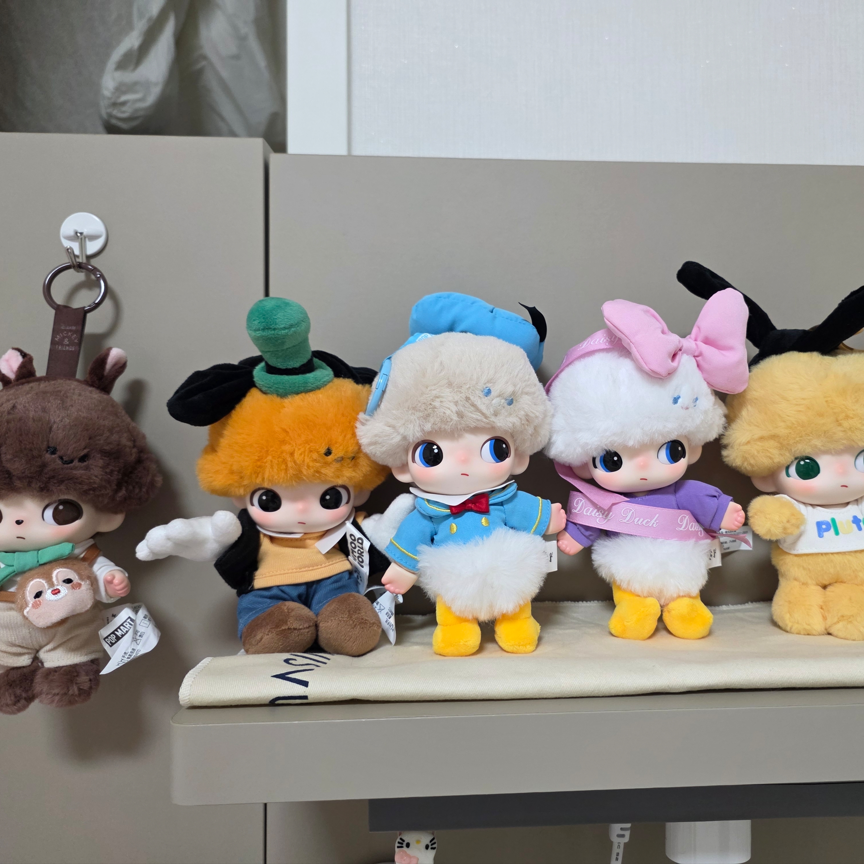 Pop Mart Dimoo World x Disney Series Plush Keyring Sealed Case (6 Blind Boxes) 착용 스타일
