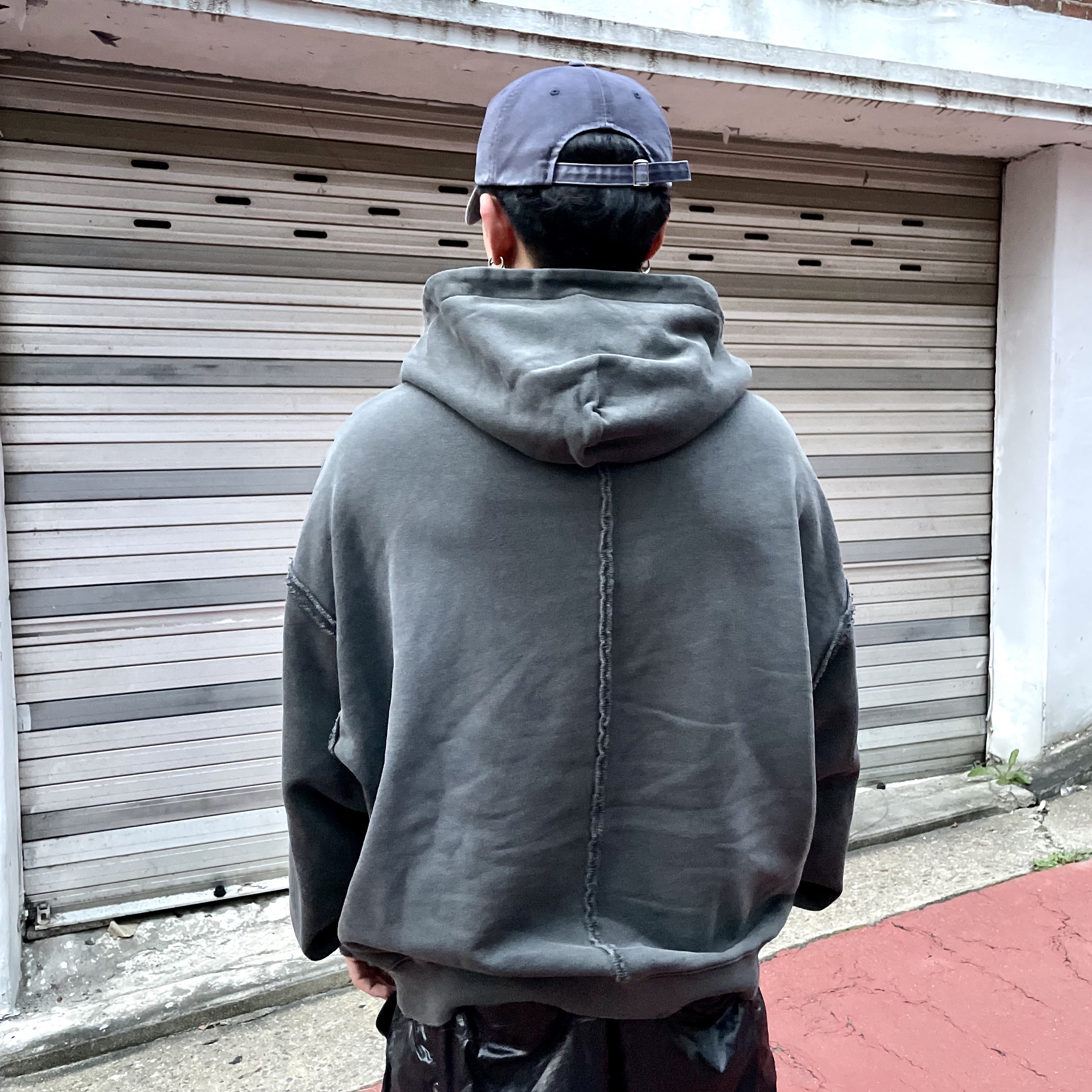 Covernat X Undermycar Destroyed Patch Hoodie Charcoal 착용 스타일 - 6