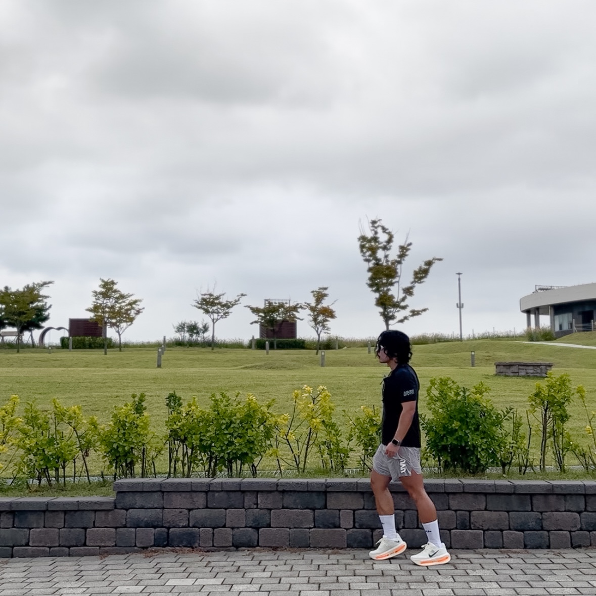 UVU Split Shorts Light Grey, UVU Seoul Marathon S/S Running Top Black 착용 스타일