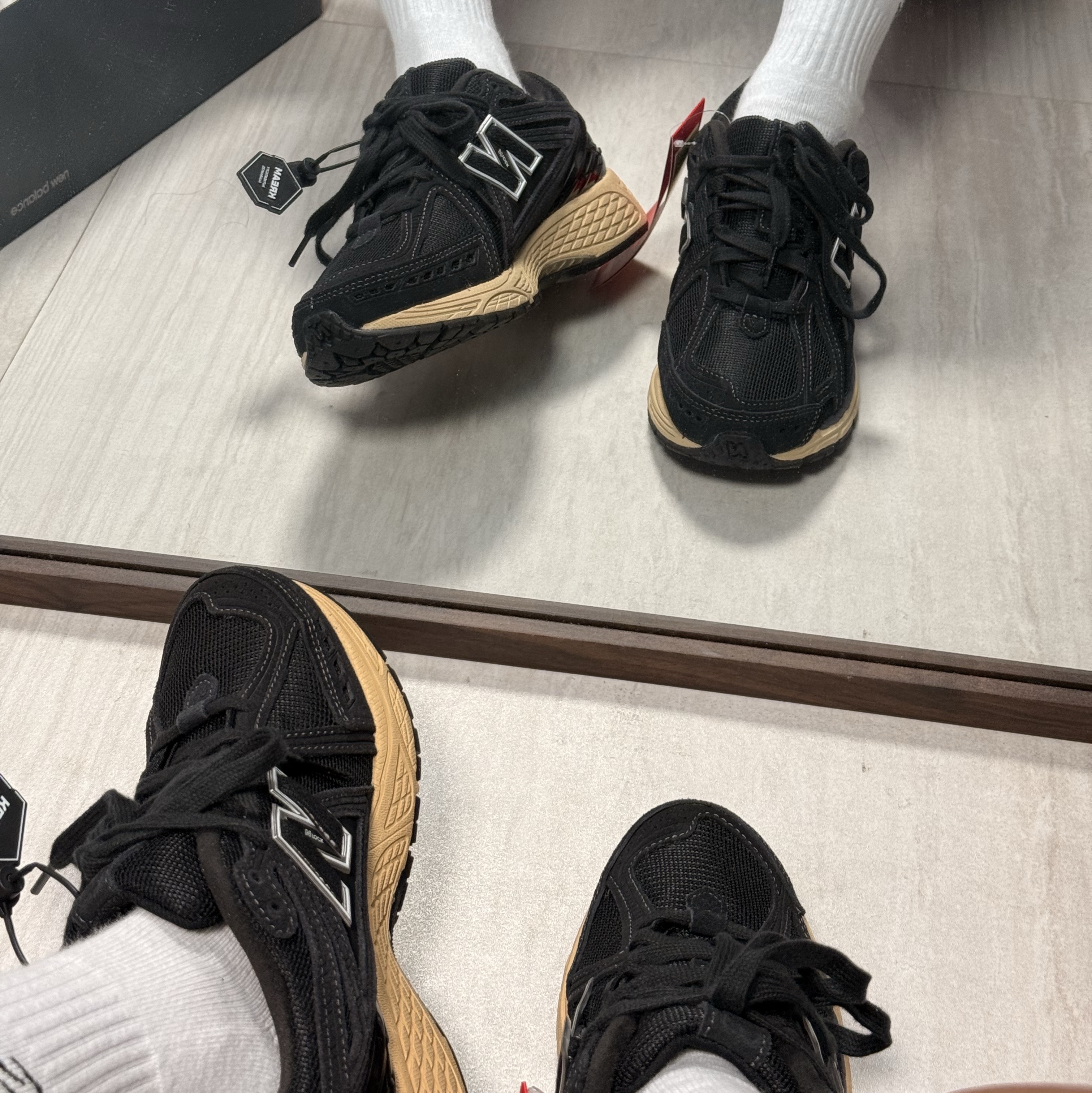 New Balance 1906R Black Taos Taupe 착용 스타일 - 3
