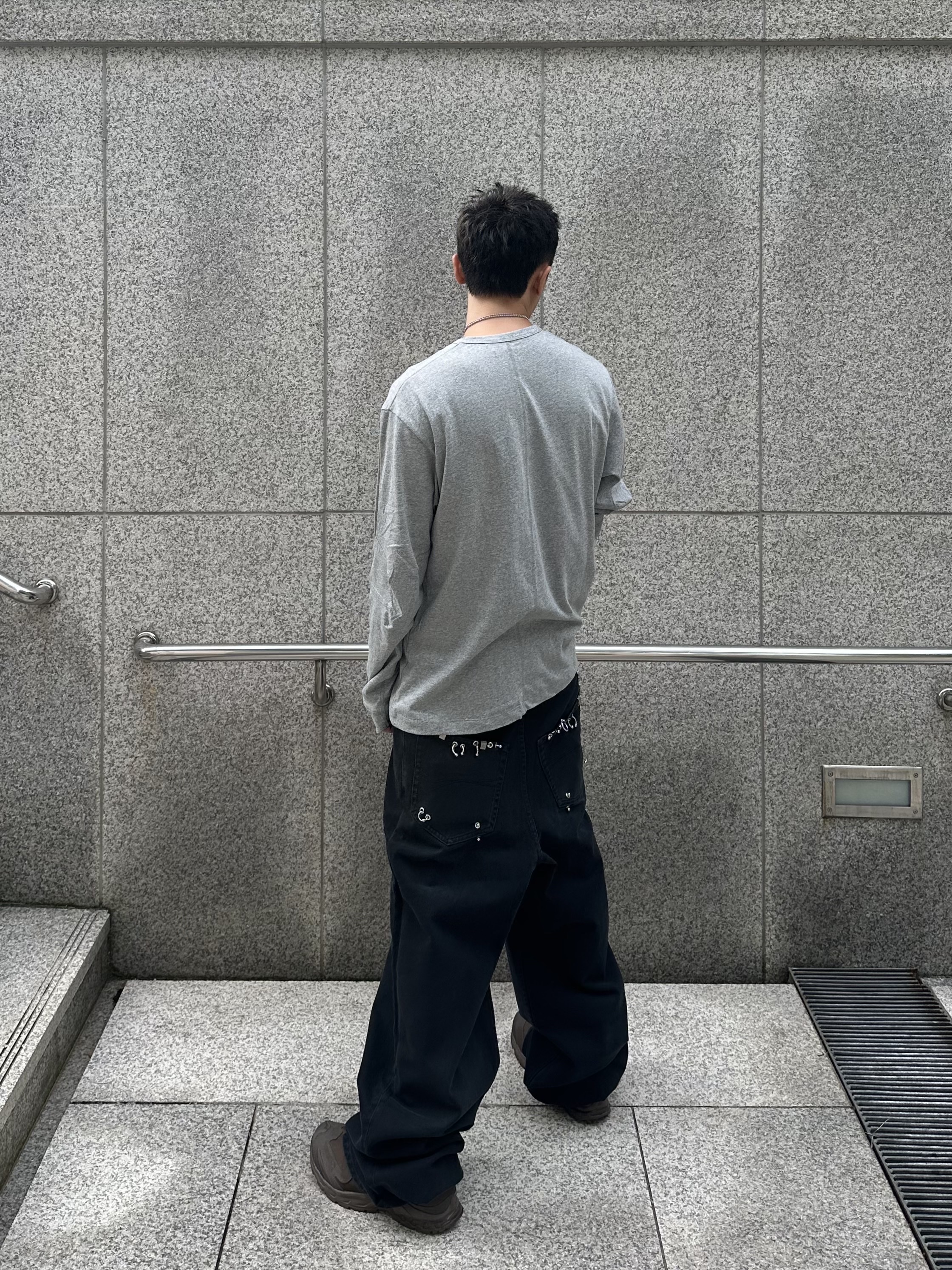 Balenciaga Pierced Baggy Pants in Black 착용 스타일 - 1