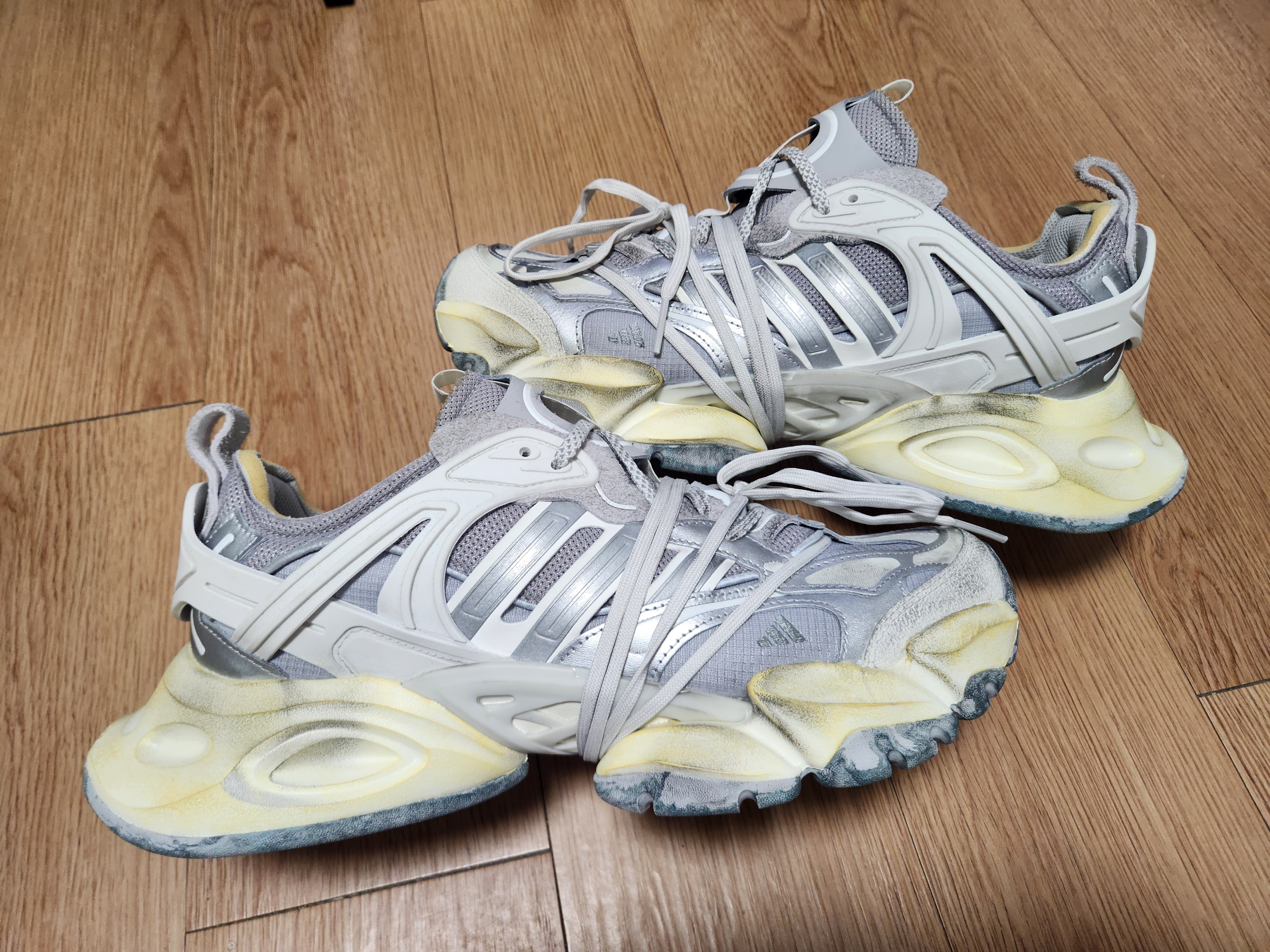Adidas XLG Runner Deluxe Grey Metallic Silver 착용 스타일 - 2
