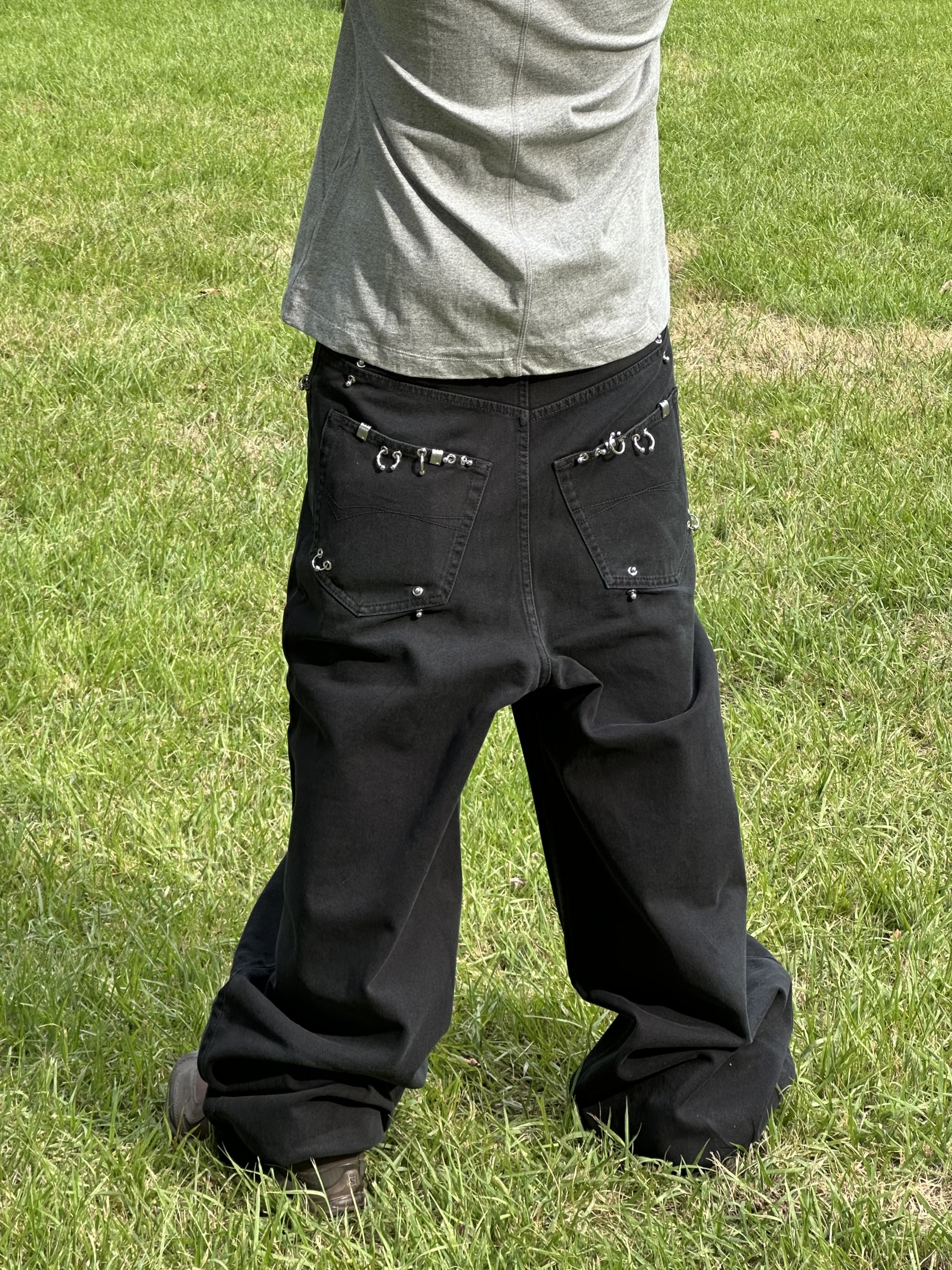 Balenciaga Pierced Baggy Pants in Black 착용 스타일 - 4