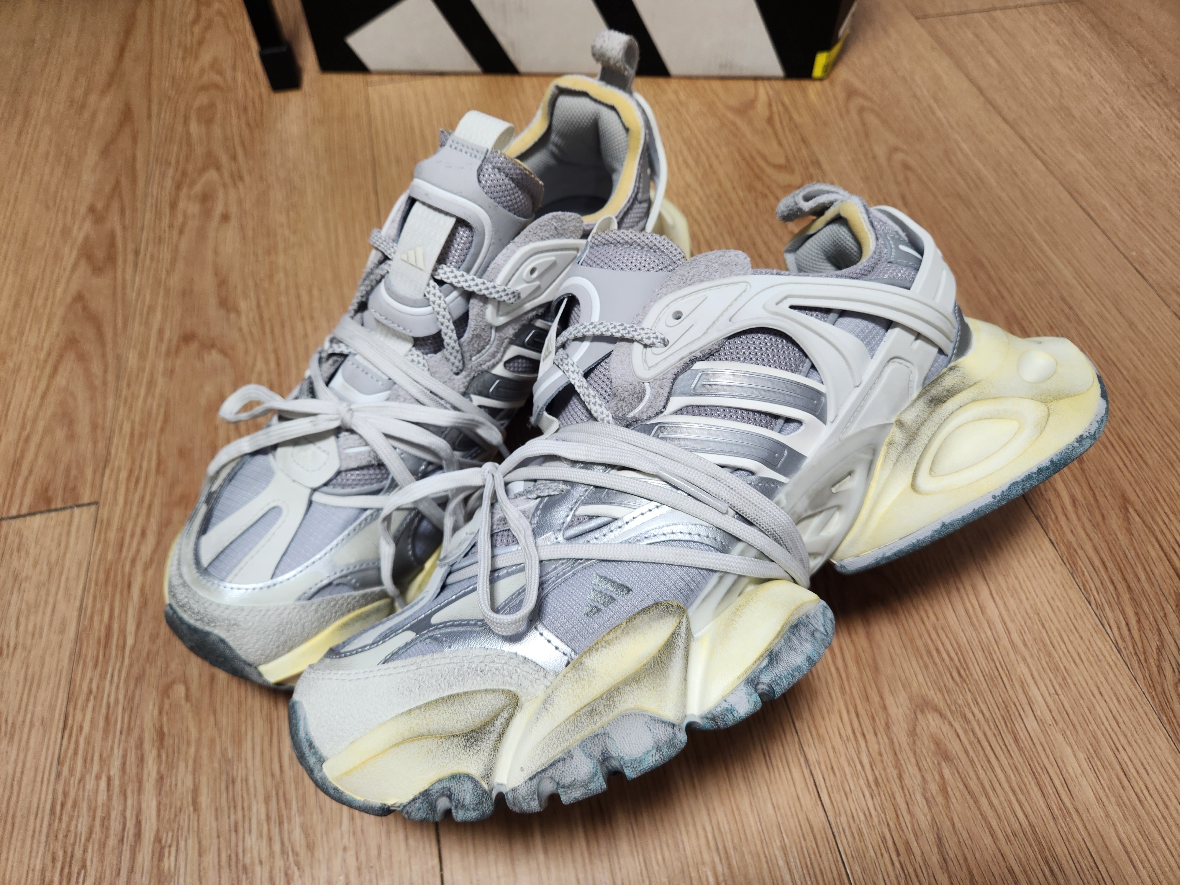 Adidas XLG Runner Deluxe Grey Metallic Silver 착용 스타일 - 1