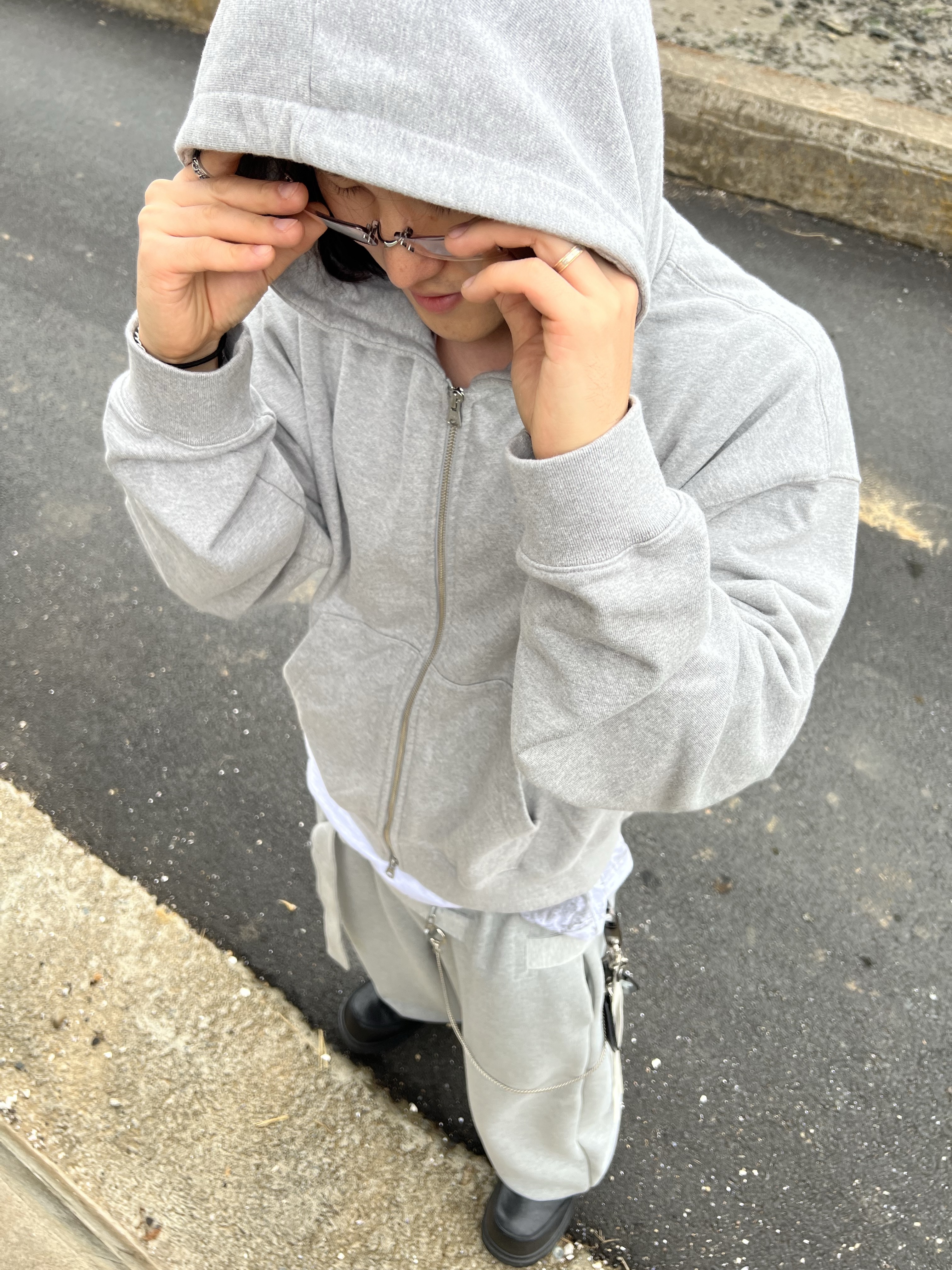 MJD x Koin Seoul Belted Heavy Sweat Baggy Pants Melange Grey, Gentle Monster Paranoyd 02 Silver Clear 착용 스타일 - 4