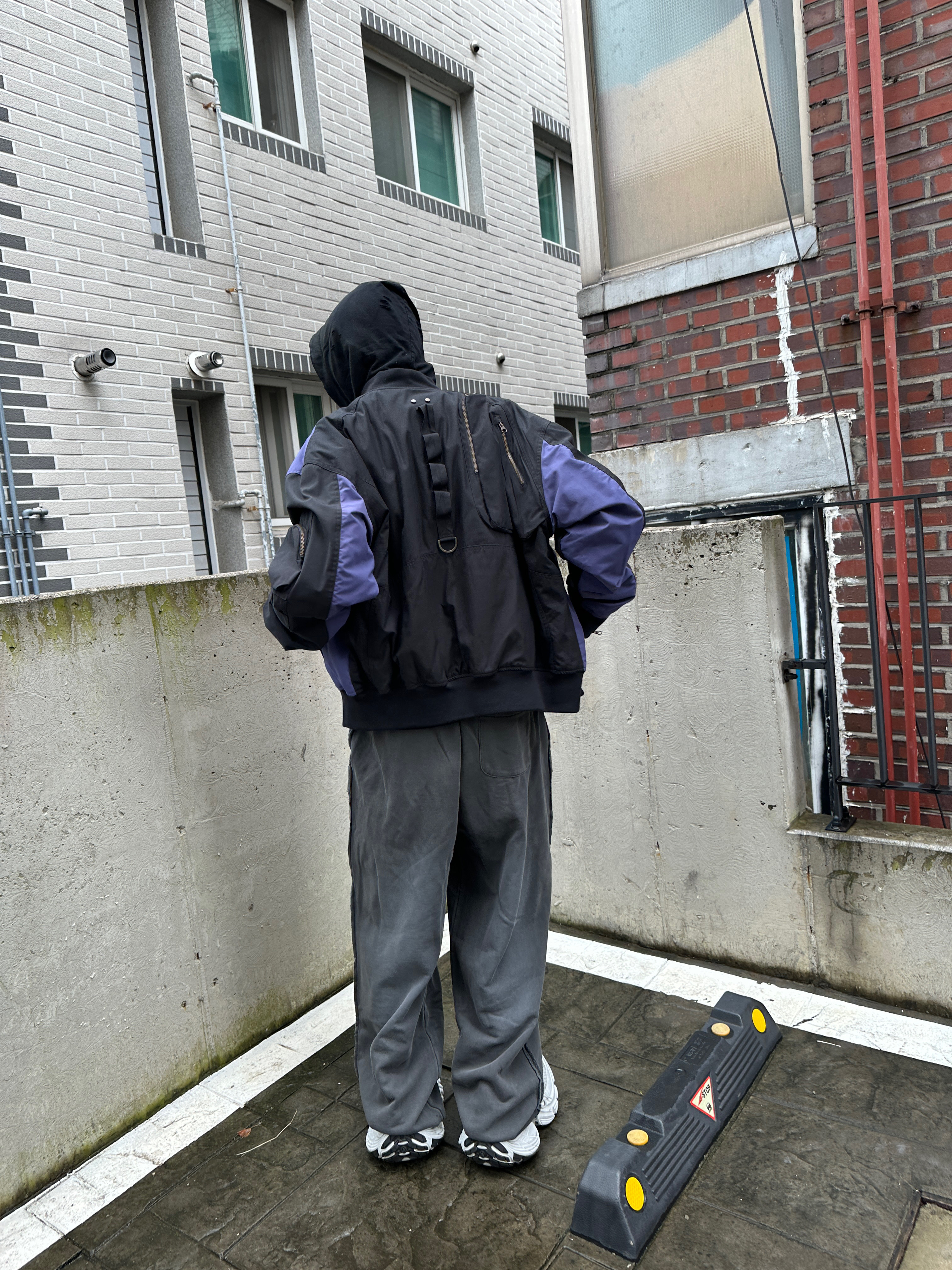 Covernat X Undermycar Destroyed Patch Sweatpants Charcoal 착용 스타일 - 4