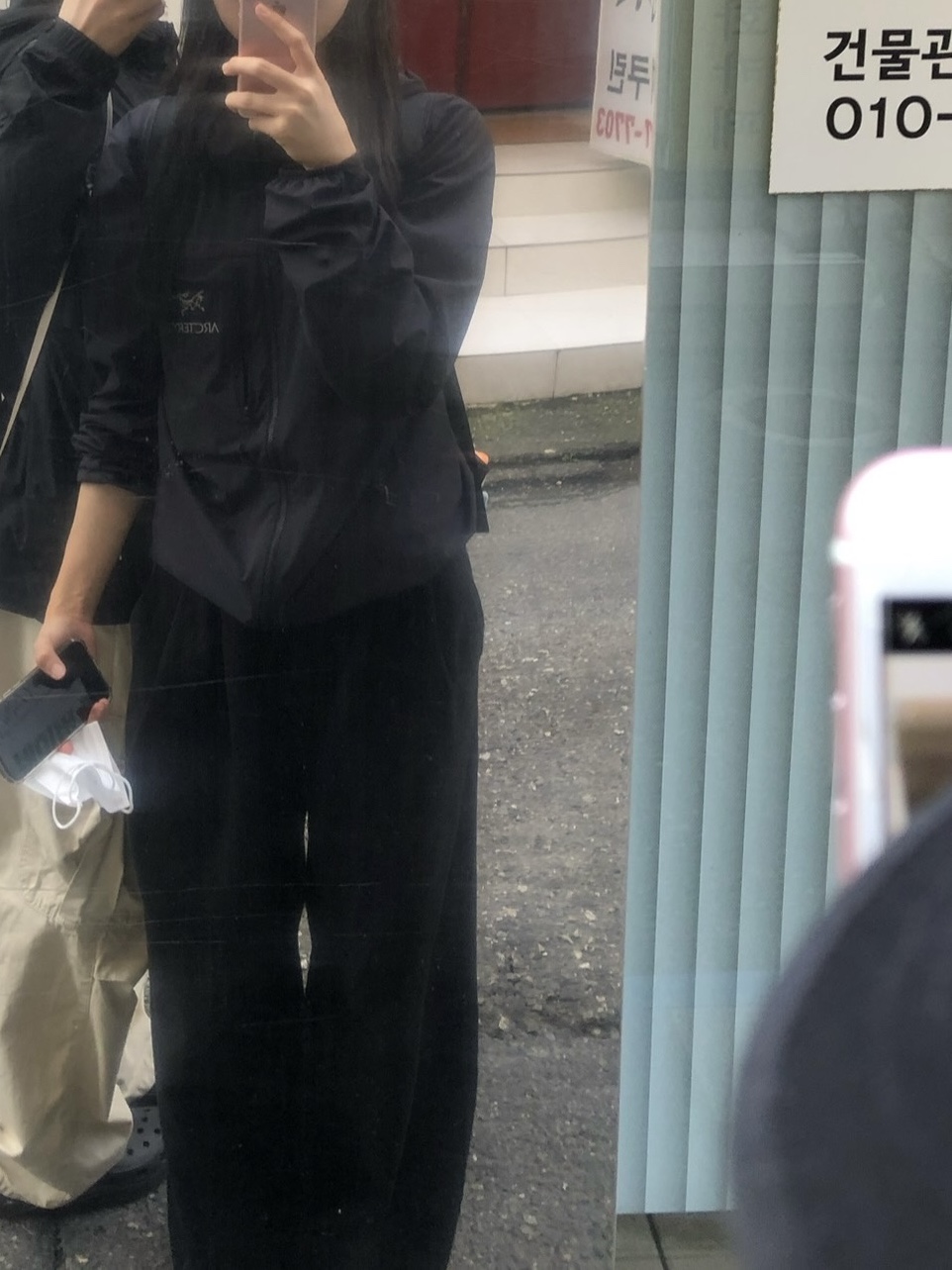 Arc'teryx Squamish Hoody Black, Supreme Washed Chino Twill Camp Cap Black 착용 스타일 - 2