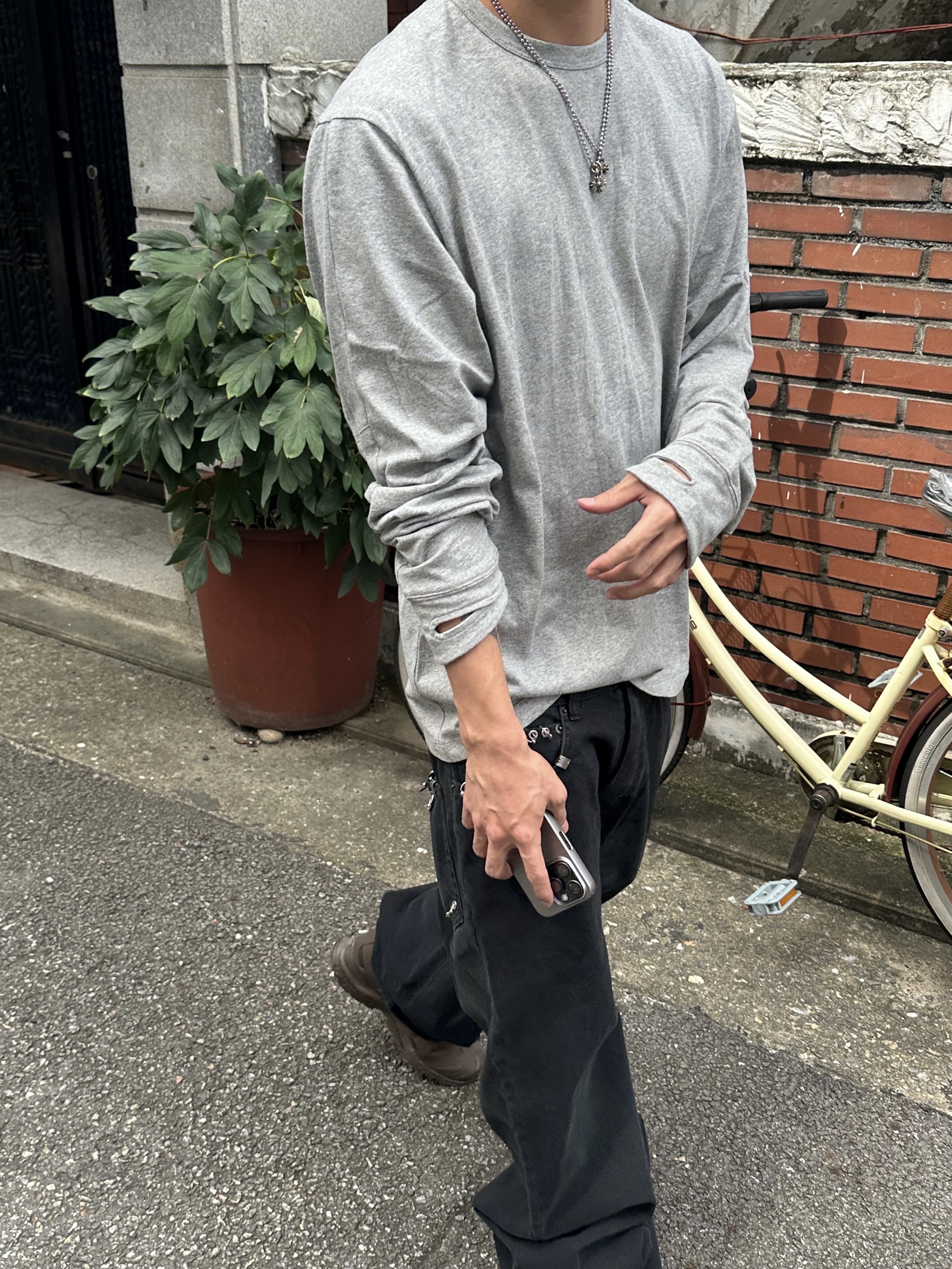 Balenciaga Pierced Baggy Pants in Black 착용 스타일 - 5