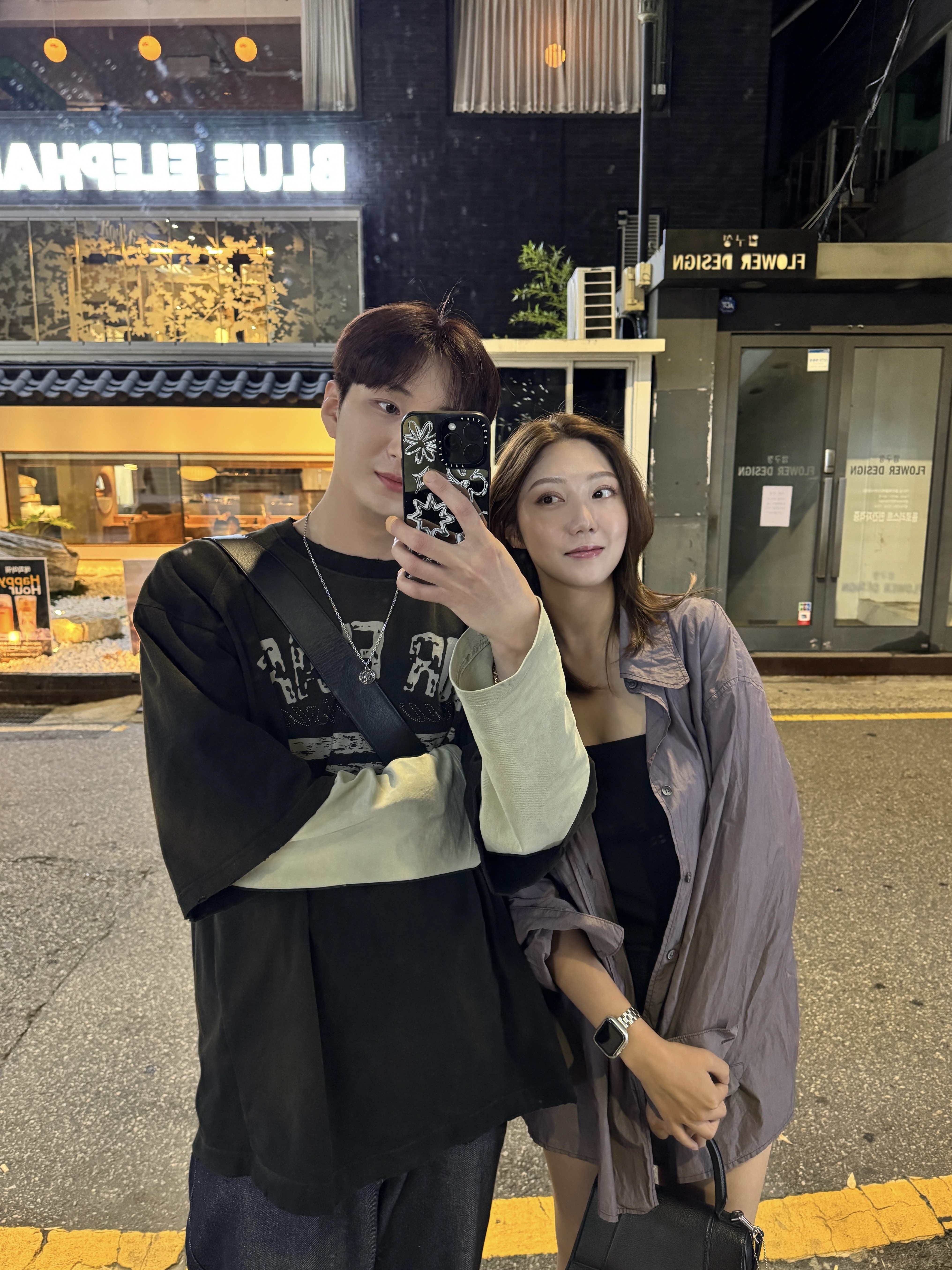 Balenciaga Hourglass XS Handbag Black, Our Legacy Borrowed Shirt Blackcurrant Parachute Poplin 착용 스타일 - 1