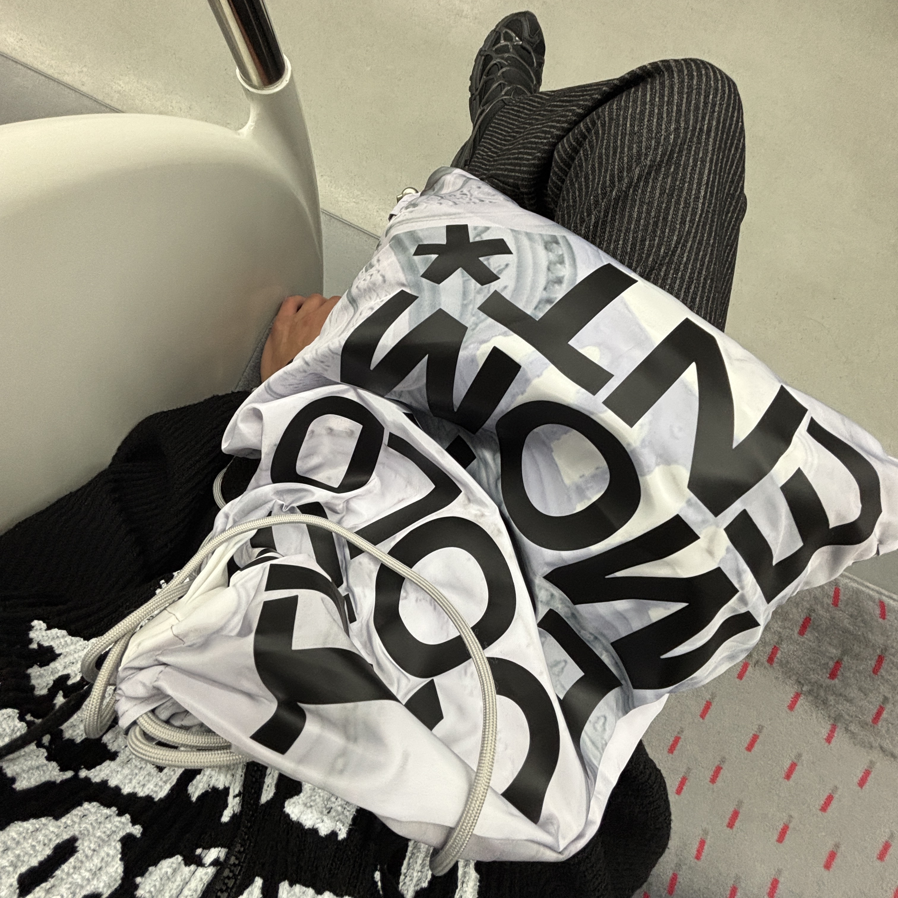 Matin Kim Logo Jacquard Short Beanie Black, Dr. Martens 1461 Smooth Black 착용 스타일 - 4