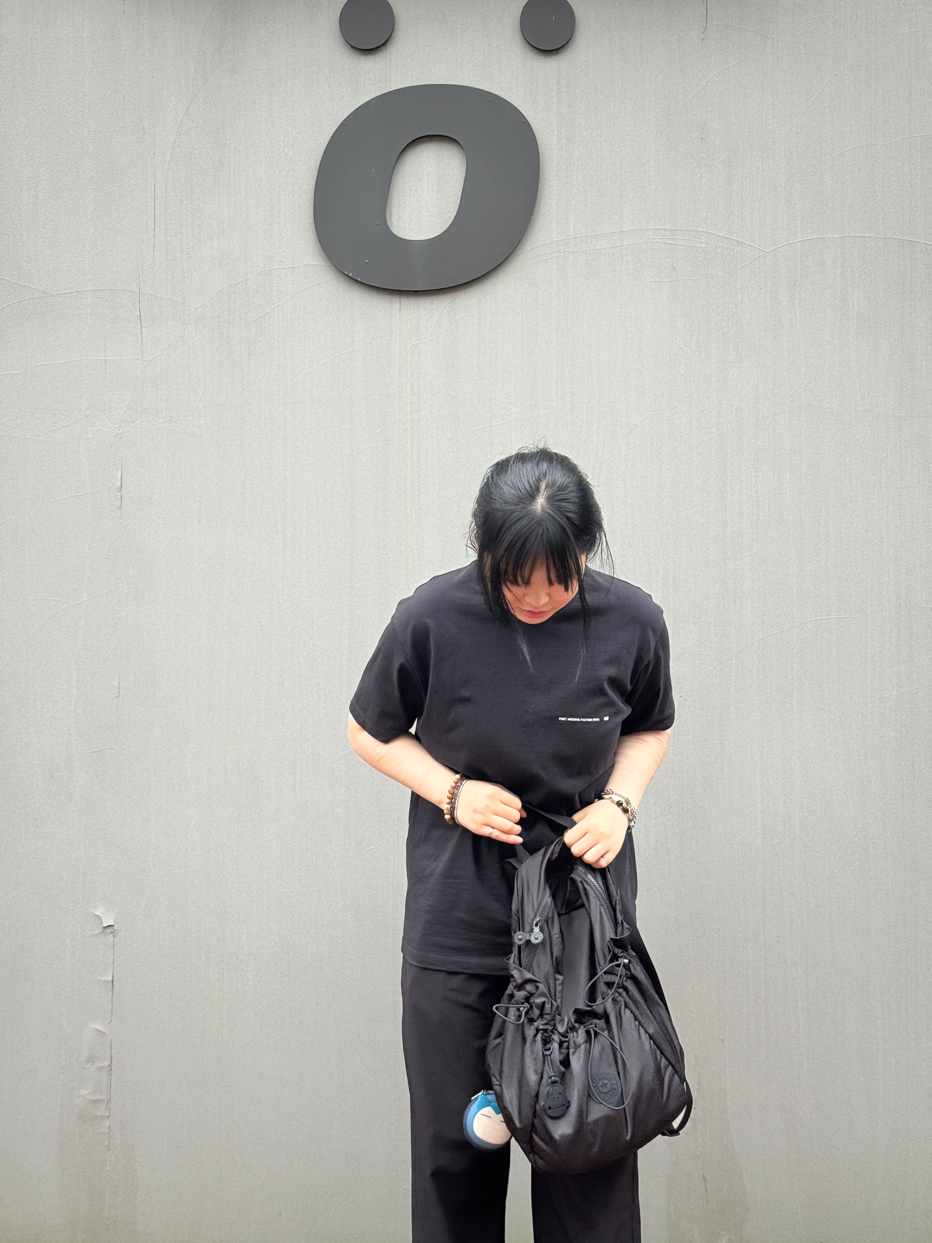 Crocs Overpuff Shorty Black, Post Archive Faction (Paf) T-Shirt Black - Ilmin Museum of Art Exclusive 착용 스타일 - 4