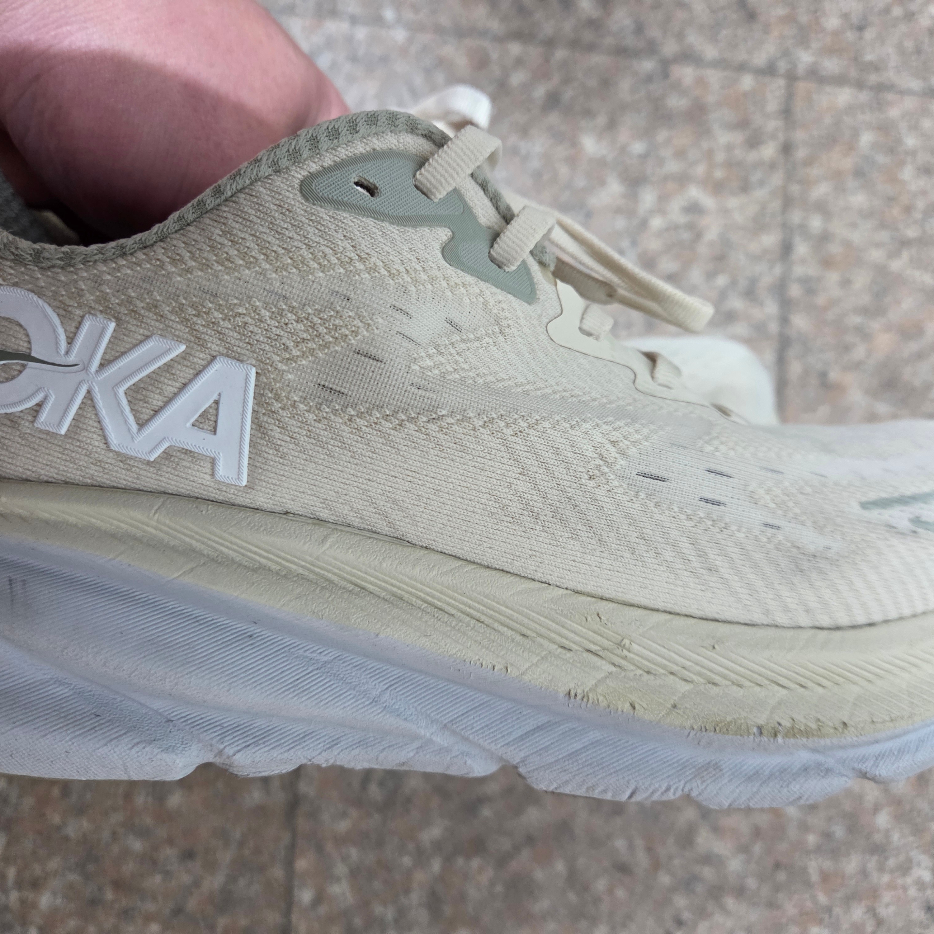 Hoka Clifton 9 Oat Milk Barley - Wide 착용 스타일