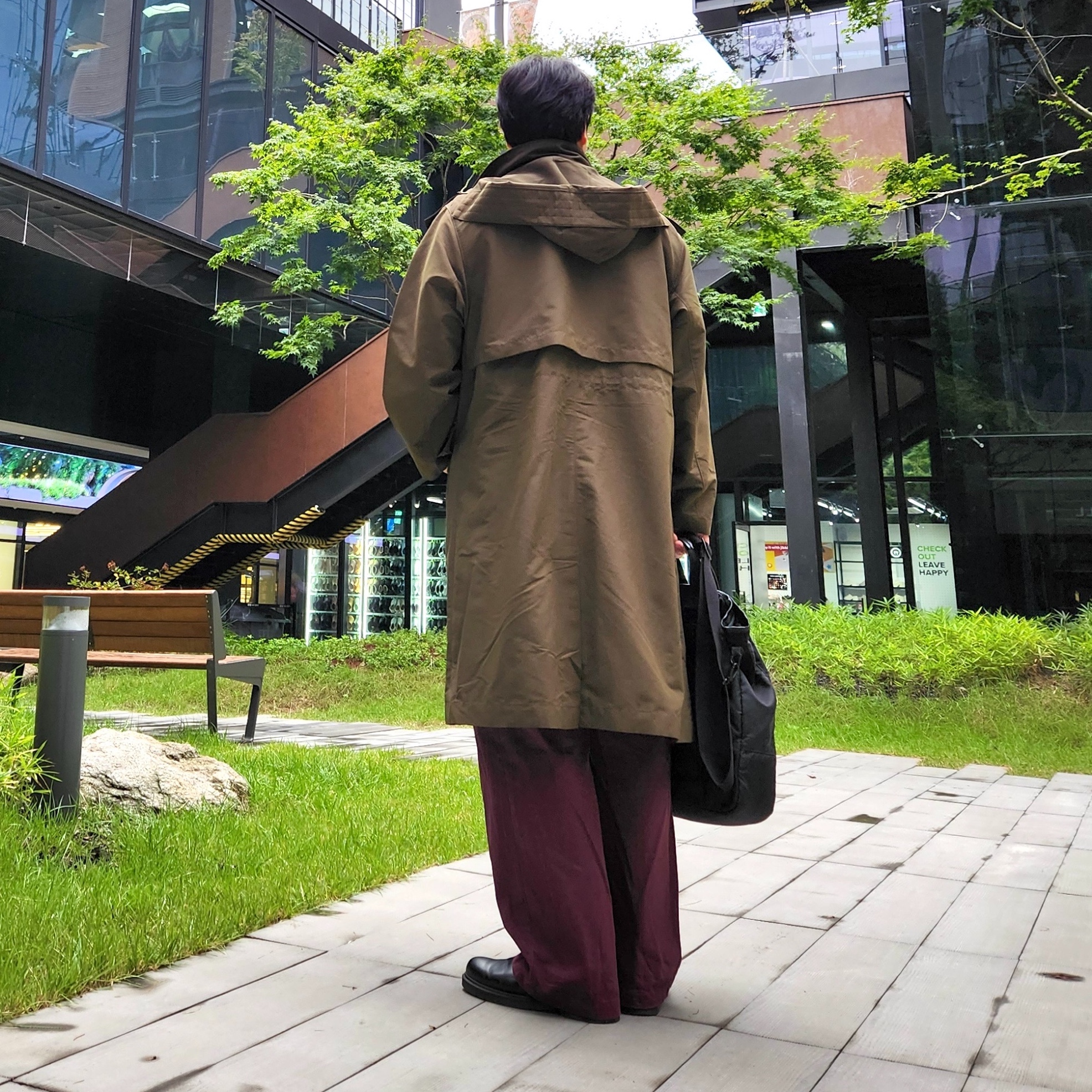 Dr. Martens 2976 Chelsea Black Smooth, Yale Premium Vintage Two Tuck Wide Chino Pants Purple 착용 스타일 - 2