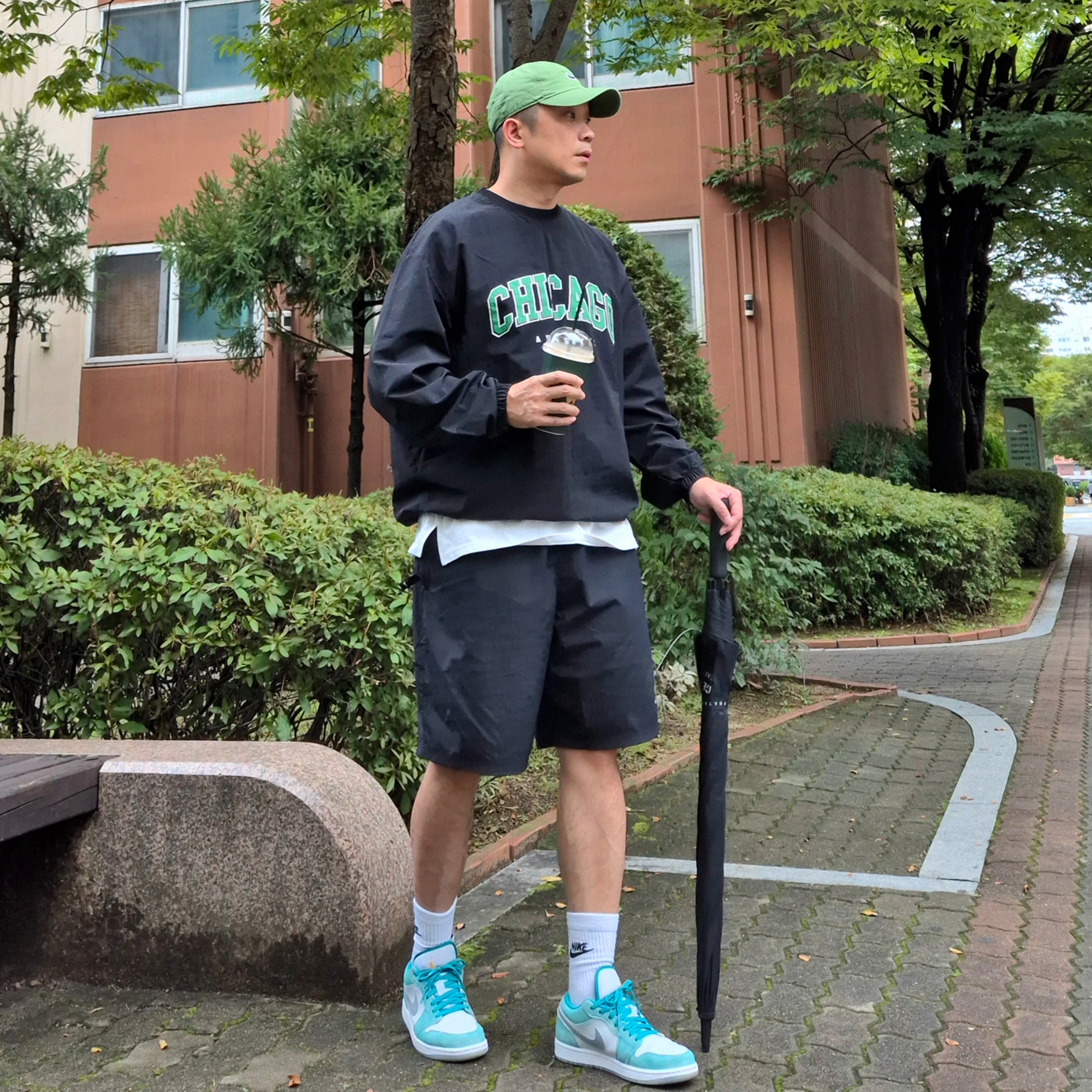 Jordan 1 Low SE New Emerald, Nike Solo Swoosh Woven Shorts Black - Asia 착용 스타일 - 2