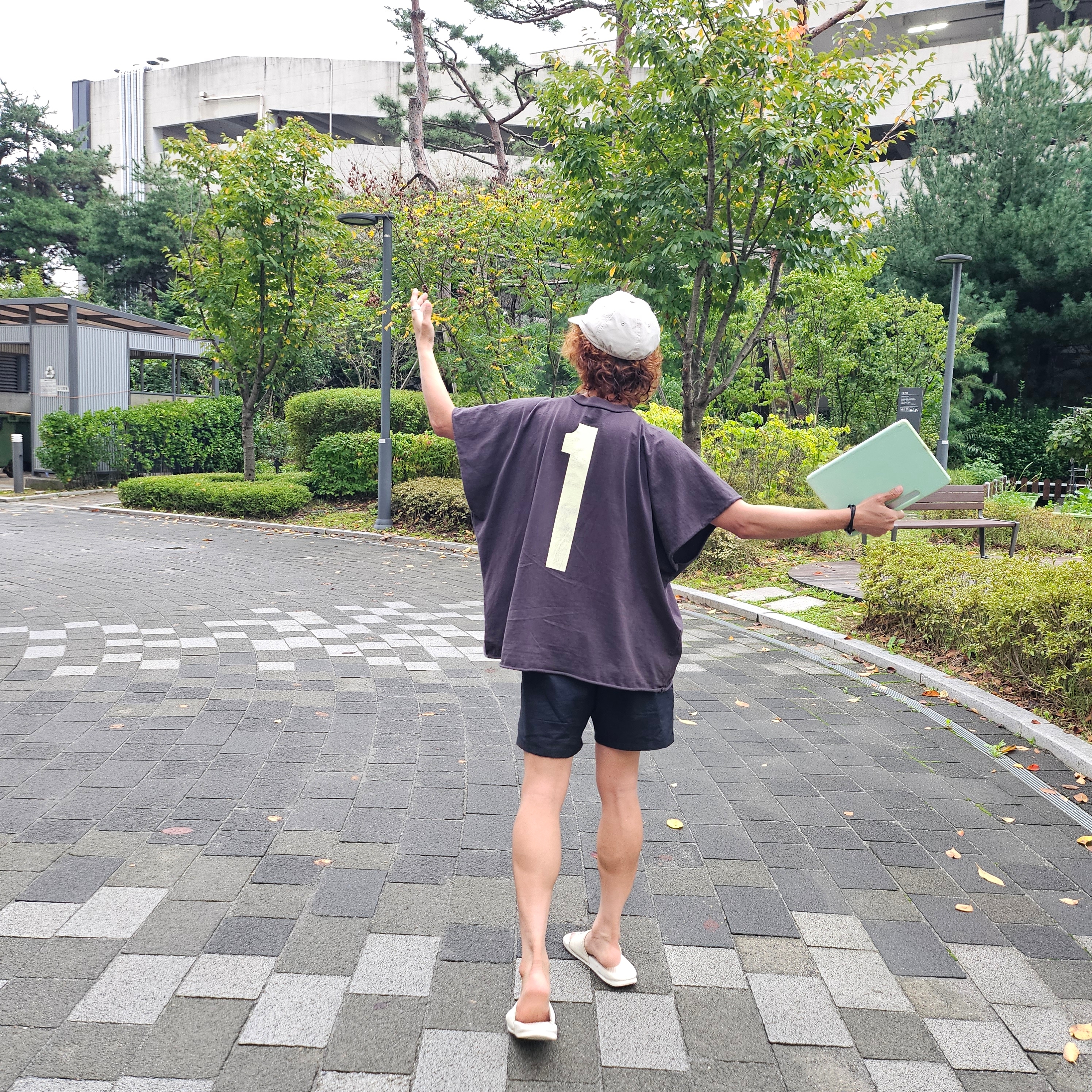 Essentials Baseball Hat Cloud Dancer - 23FW, Yeezy One Box T-Shirt Black 착용 스타일 - 3