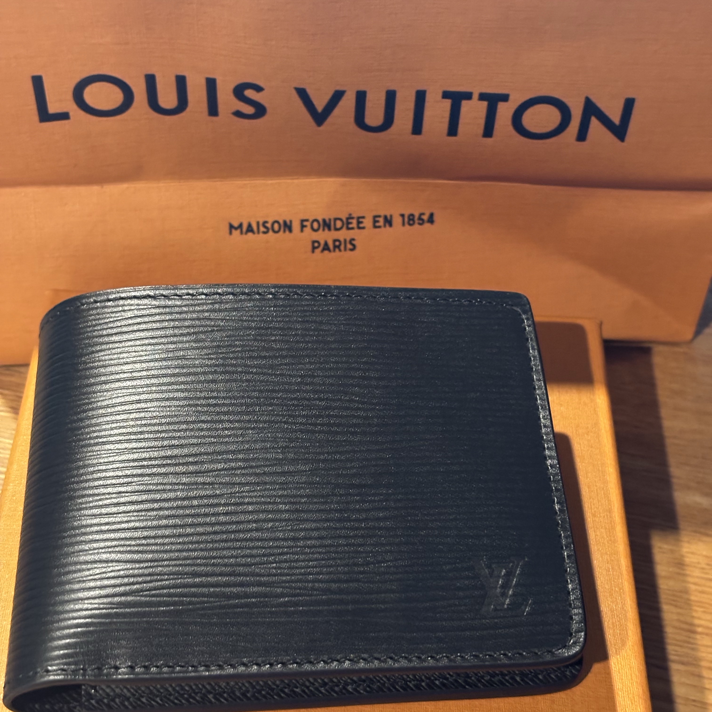 Louis Vuitton Multiple Wallet Epi Black 착용 스타일