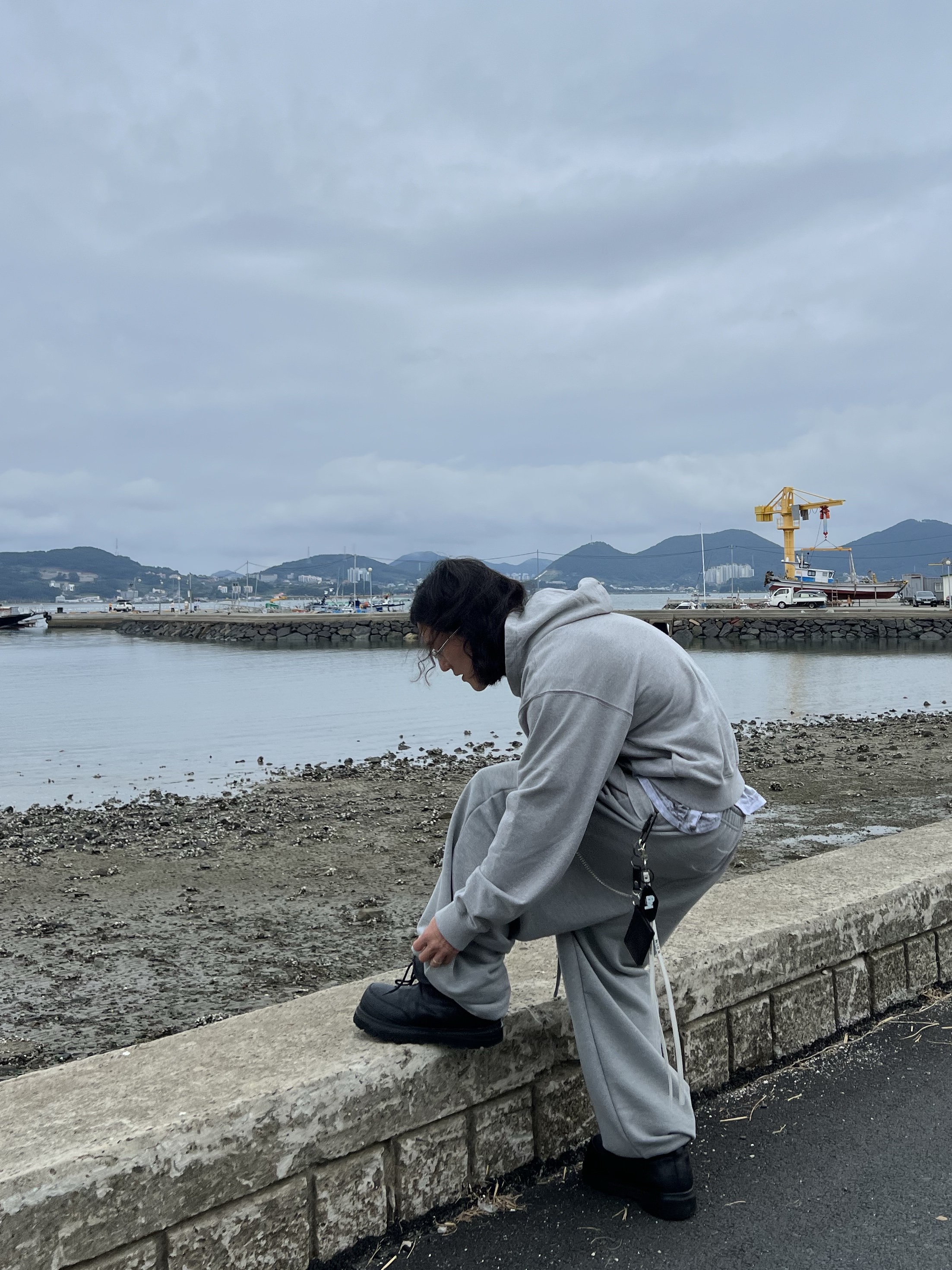 MJD x Koin Seoul Belted Heavy Sweat Baggy Pants Melange Grey, Gentle Monster Paranoyd 02 Silver Clear 착용 스타일 - 7
