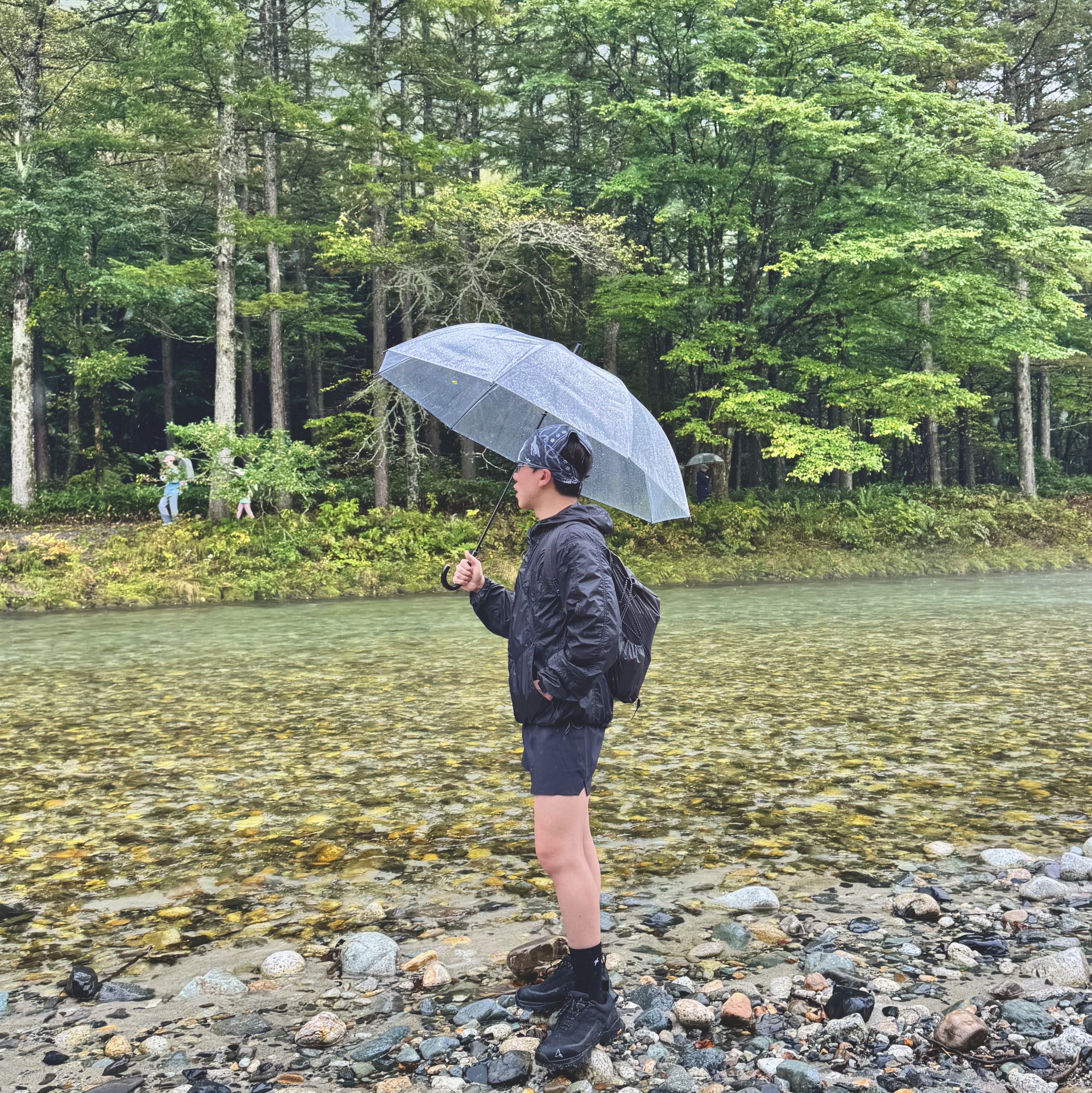Arc'teryx Norvan Shorts 5 Inch Black, And Wander Sil Daypack Charcoal 착용 스타일 - 2