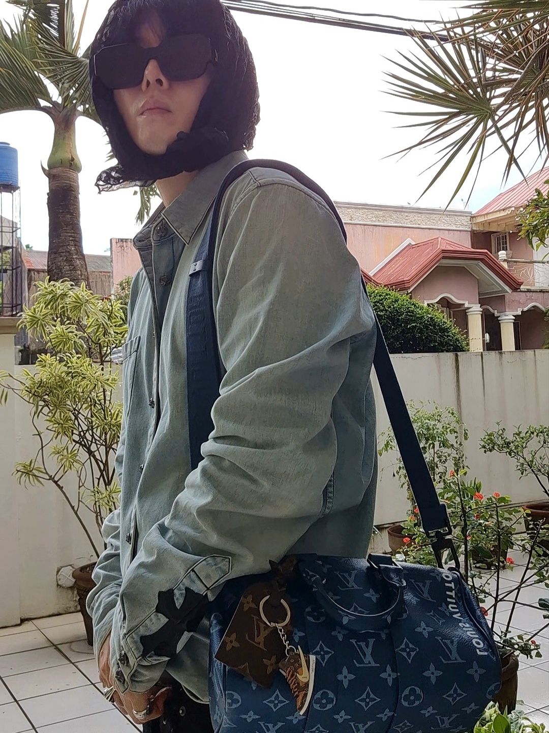 Louis Vuitton LV Confidence Square Sunglasses Black, Louis Vuitton Keepall Bandoulier 25 Atlantic Blue 착용 스타일 - 1